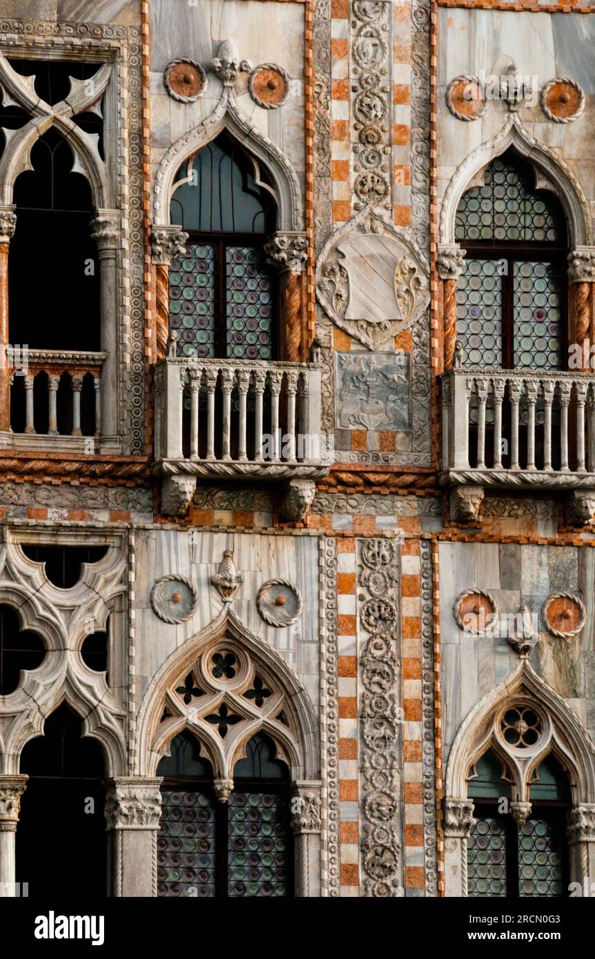 Détails de la trace de Ca' d'Oro gothique vénitien sur le Grand canal à Venise, Italie. Banque D'Images