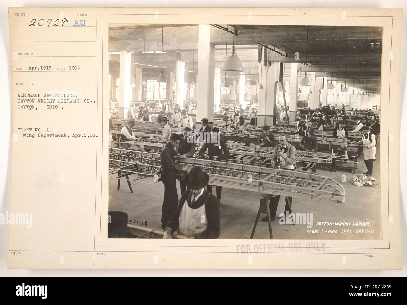 Des travailleurs de la Dayton Wright Airplane Co. À Dayton, Ohio, le 1 avril 1918, sont vus dans le département de l'escadre de l'usine n ° 1, fabriquant des avions pendant la première Guerre mondiale Cette photographie, numérotée 111-SC-20728, a été prise par le photographe SED et a été utilisée à des fins officielles seulement. Banque D'Images