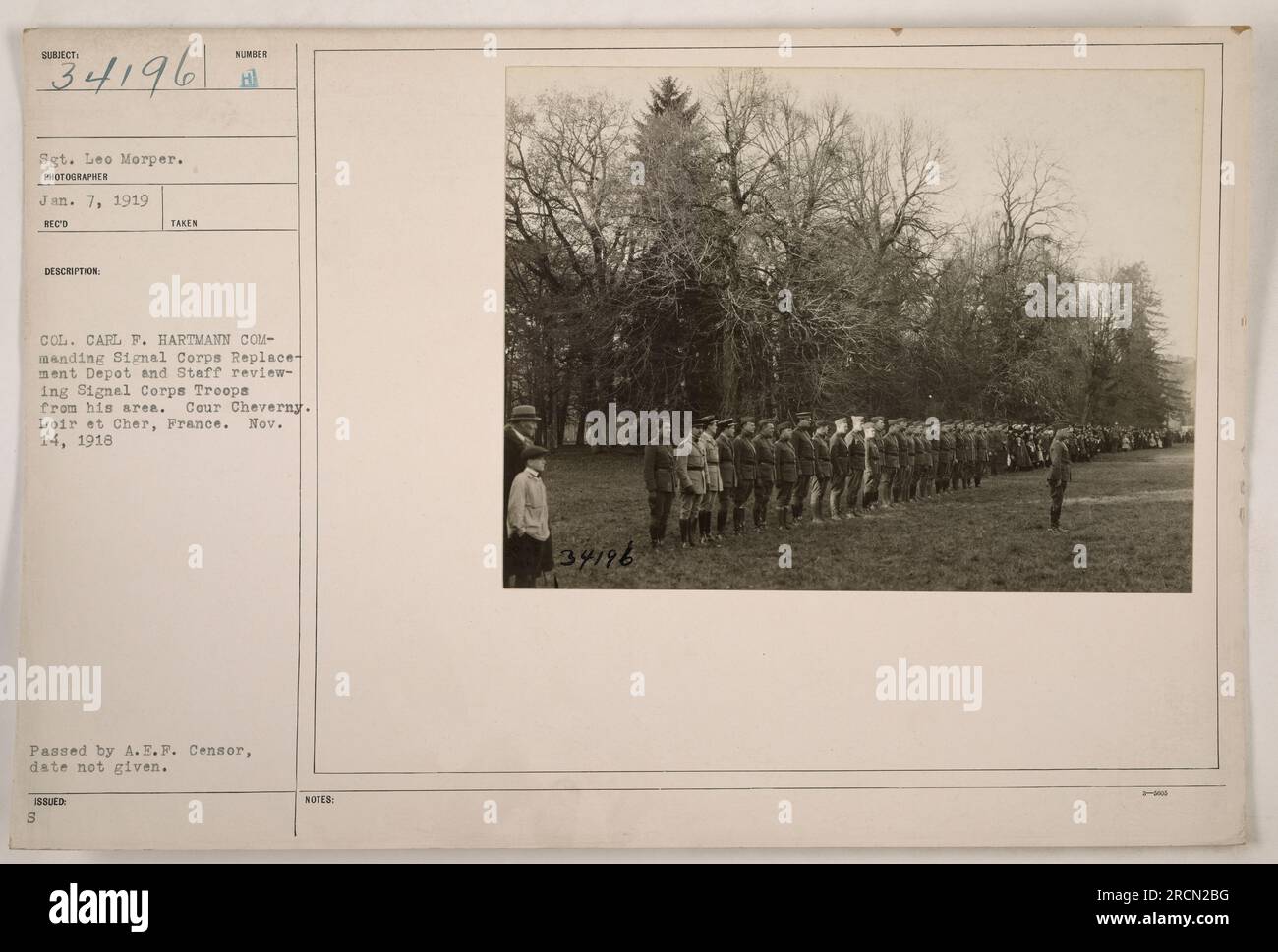 Le sergent Leo Morper photographia le colonel Carl F. Hartmann, commandant le dépôt de remplacement du corps des signaux, et son personnel examinant les troupes du corps des signaux de leur région. La photo a été prise le 7 janvier 1919, dans le Loir et cher, en France. Les soldats étaient stationnés à Cour Cheverny. La photo a été transmise par le censeur de l'A.E.F. mais la date exacte est inconnue. Banque D'Images