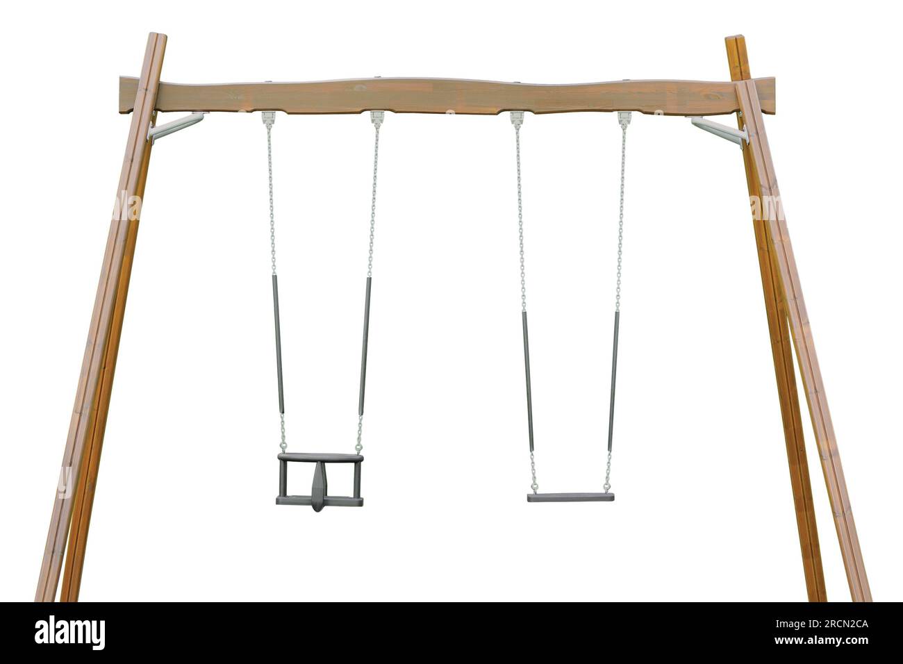 Aire de jeux sandbox double sièges balançoire horizontale gros plan, grands bancs de siège gris isolés détaillés et retenue de sécurité en plastique à chaînes métalliques Banque D'Images