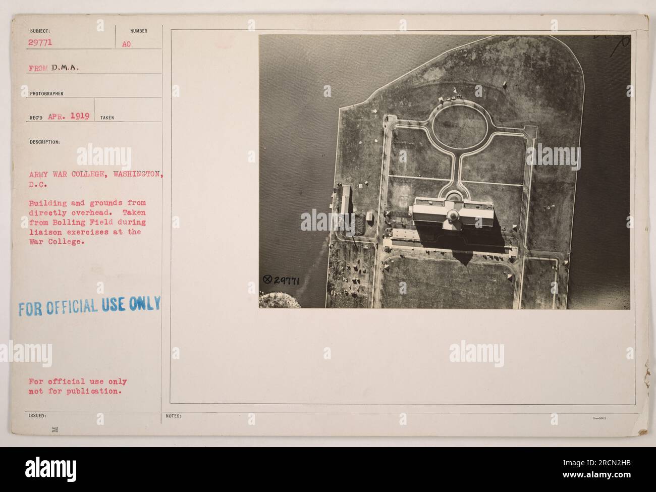 Vue aérienne du bâtiment et des terrains de l'Army War College à Washington, D.C. pendant les exercices de liaison. Photographie prise à Bolling Field. Cette photo a été prise en avril 1919 et est réservée à un usage officiel seulement, et non à la publication. Banque D'Images