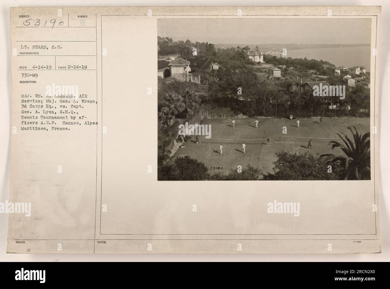 Des membres de l'armée américaine, dont le major Wm. A. Larnard du Service aérien et Major Geo. L. Wrenn du QG du 3e corps, face au capitaine Geo. A. Lyon du G.H.Q. dans un tournoi de tennis pendant leur séjour à Cannes, Alpes Maritimes, France. La photographie a été prise le 24 février 1919 et fait partie de la collection étiquetée GRIPPE 53190. Banque D'Images