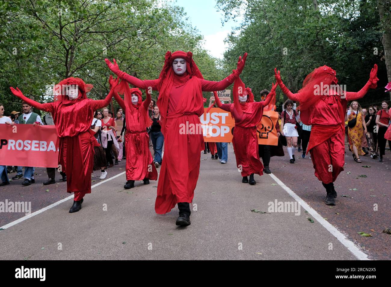 Londres, Royaume-Uni. 15 juillet 2023. Les Red Rebels dirigent les militants climatiques de Fossil Free London, Just Stop Oil et d'autres alors qu'ils se rassemblent pour marcher contre le projet pétrolier et gazier de Rosebank. Rosebank est le plus grand champ pétrolier non développé du Royaume-Uni, situé en mer du Nord et fait face à des retards dans son approbation. Crédit : Photographie de onzième heure / Alamy Live News Banque D'Images