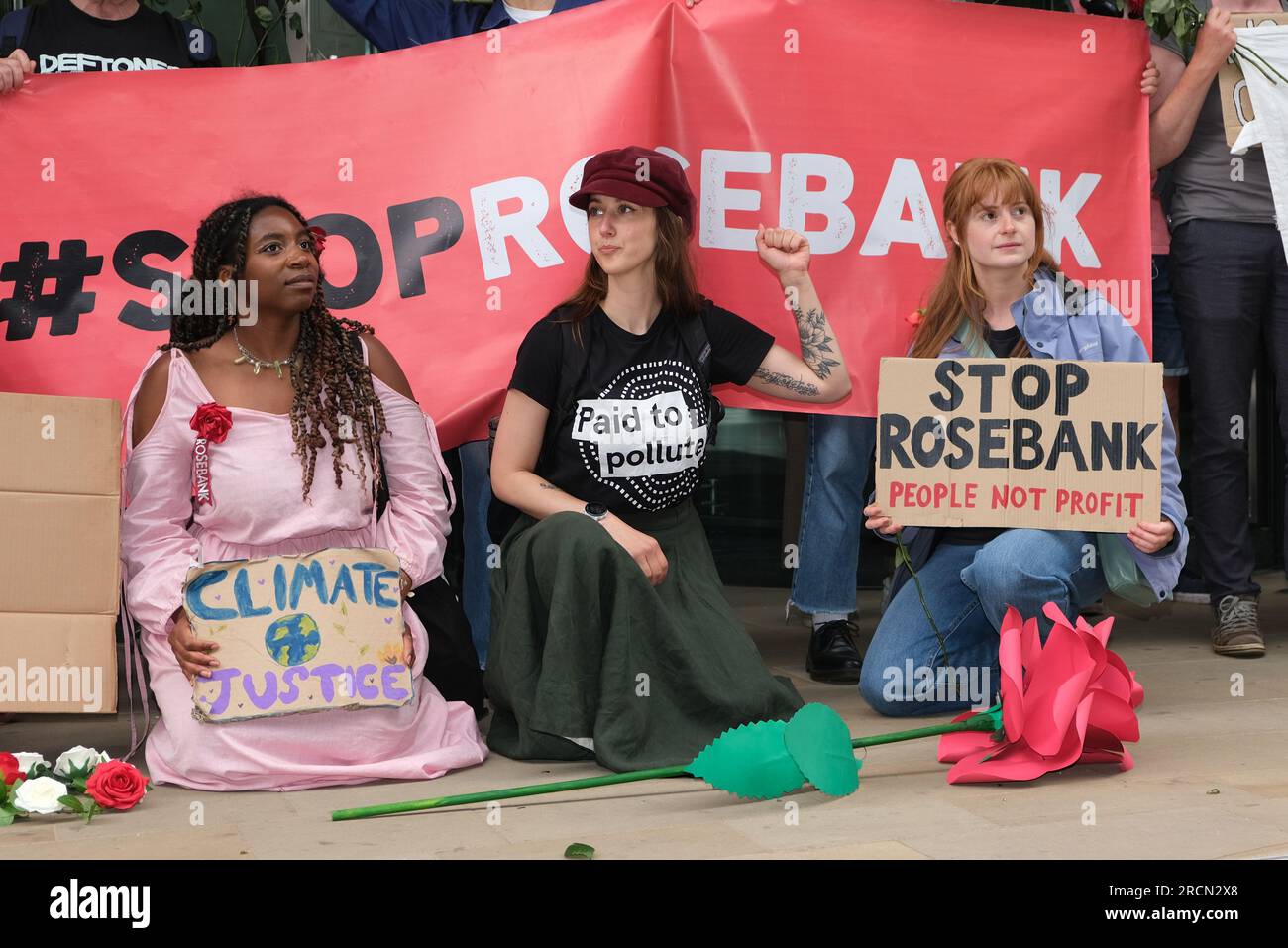 Londres, Royaume-Uni. 15 juillet 2023. Les militants du climat de Fossil Free London, Just Stop Oil et d'autres, se sont réunis pour marcher contre le projet pétrolier et gazier de Rosebank, dirigé par le géant énergétique norvégien Equinor. Rosebank est le plus grand champ pétrolier non développé du Royaume-Uni, situé en mer du Nord et fait face à des retards dans son approbation. Crédit : Photographie de onzième heure / Alamy Live News Banque D'Images