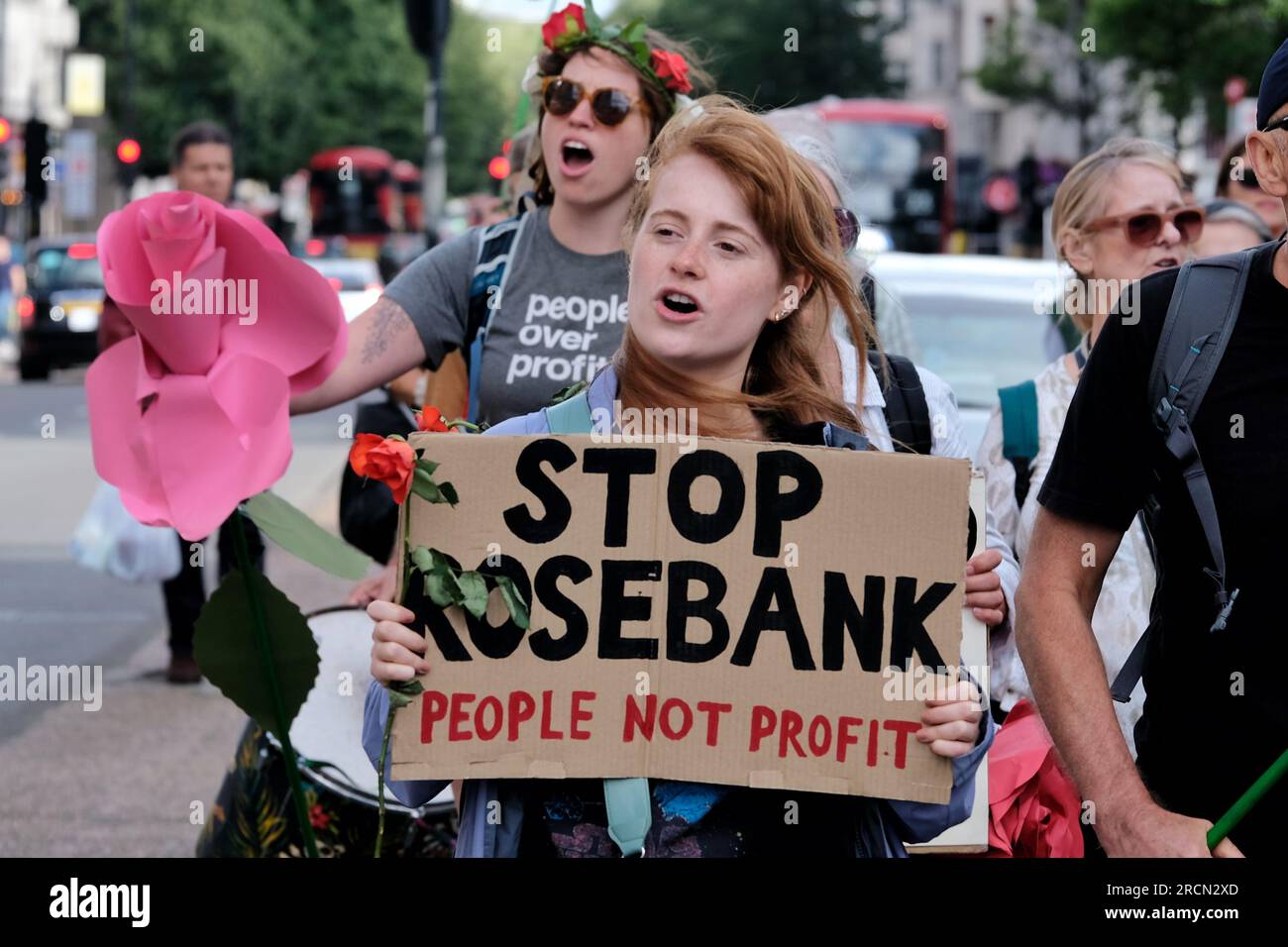 Londres, Royaume-Uni. 15 juillet 2023. Les militants du climat de Fossil Free London, Just Stop Oil et d'autres, se sont réunis pour marcher contre le projet pétrolier et gazier de Rosebank, dirigé par le géant énergétique norvégien Equinor. Rosebank est le plus grand champ pétrolier non développé du Royaume-Uni, situé en mer du Nord et fait face à des retards dans son approbation. Crédit : Photographie de onzième heure / Alamy Live News Banque D'Images