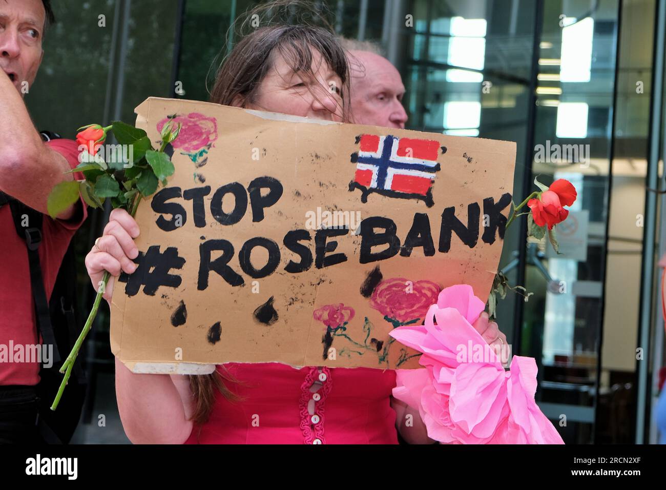Londres, Royaume-Uni. 15 juillet 2023. Les militants du climat de Fossil Free London, Just Stop Oil et d'autres, se sont réunis pour marcher contre le projet pétrolier et gazier de Rosebank, dirigé par le géant énergétique norvégien Equinor. Rosebank est le plus grand champ pétrolier non développé du Royaume-Uni, situé en mer du Nord et fait face à des retards dans son approbation. Crédit : Photographie de onzième heure / Alamy Live News Banque D'Images