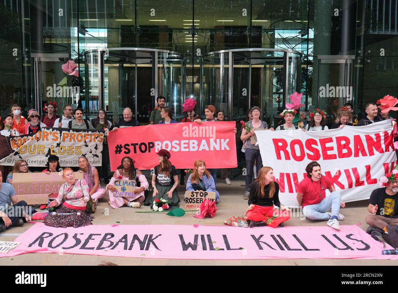 Londres, Royaume-Uni. 15 juillet 2023. Les militants du climat de Fossil Free London, Just Stop Oil et d'autres, se sont réunis pour marcher contre le projet pétrolier et gazier de Rosebank, dirigé par le géant énergétique norvégien Equinor. Rosebank est le plus grand champ pétrolier non développé du Royaume-Uni, situé en mer du Nord et fait face à des retards dans son approbation. Crédit : Photographie de onzième heure / Alamy Live News Banque D'Images