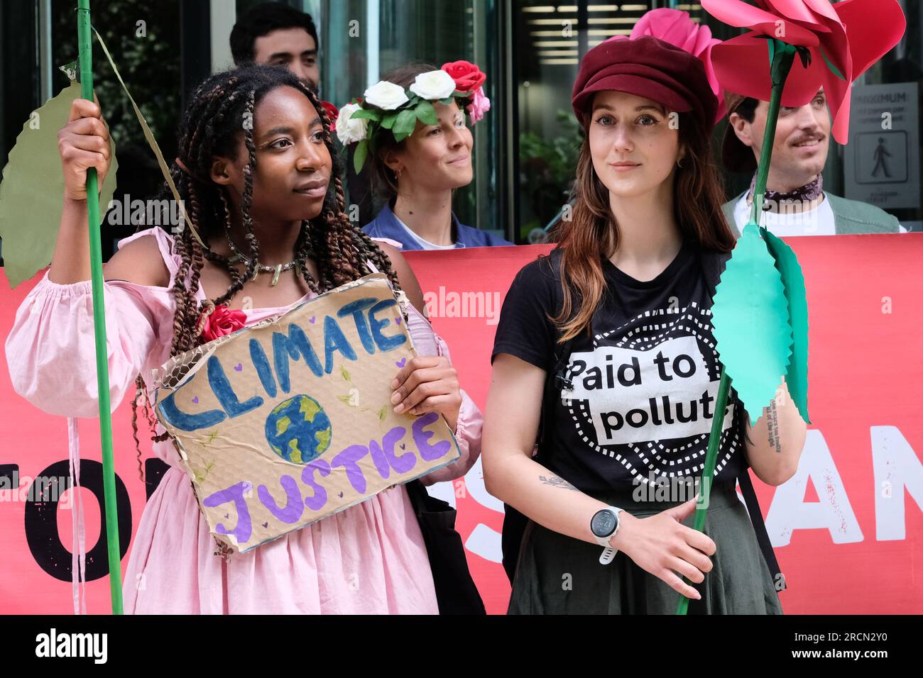 Londres, Royaume-Uni. 15 juillet 2023. Les militants du climat de Fossil Free London, Just Stop Oil et d'autres, se sont réunis pour marcher contre le projet pétrolier et gazier de Rosebank, dirigé par le géant énergétique norvégien Equinor. Rosebank est le plus grand champ pétrolier non développé du Royaume-Uni, situé en mer du Nord et fait face à des retards dans son approbation. Crédit : Photographie de onzième heure / Alamy Live News Banque D'Images