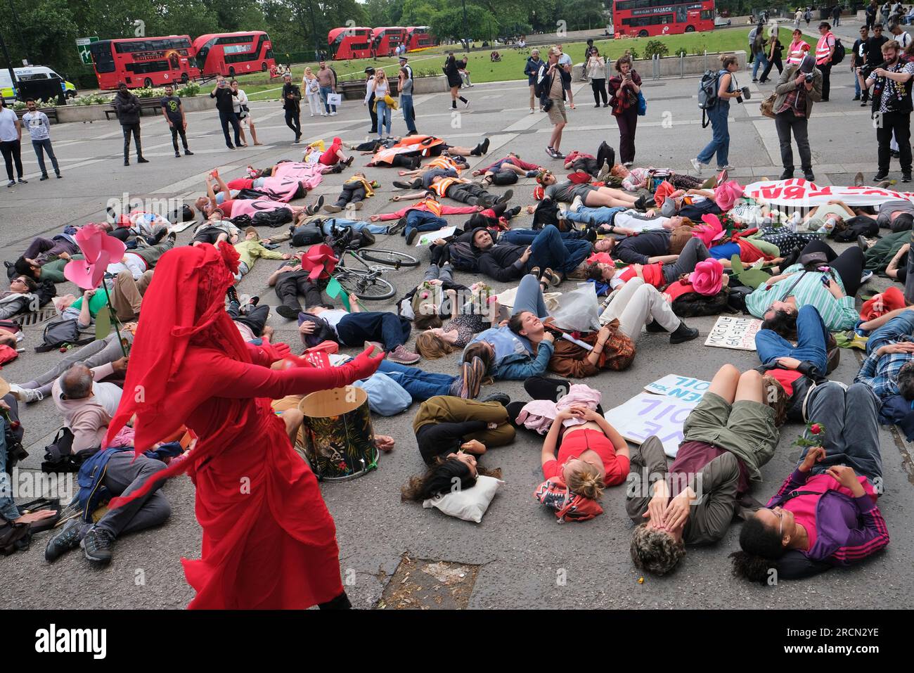 Londres, Royaume-Uni. 15 juillet 2023. Les militants du climat de Fossil Free London, Just Stop Oil et d'autres, se sont réunis pour marcher contre le projet pétrolier et gazier de Rosebank, dirigé par le géant énergétique norvégien Equinor. Rosebank est le plus grand champ pétrolier non développé du Royaume-Uni, situé en mer du Nord et fait face à des retards dans son approbation. Crédit : Photographie de onzième heure / Alamy Live News Banque D'Images