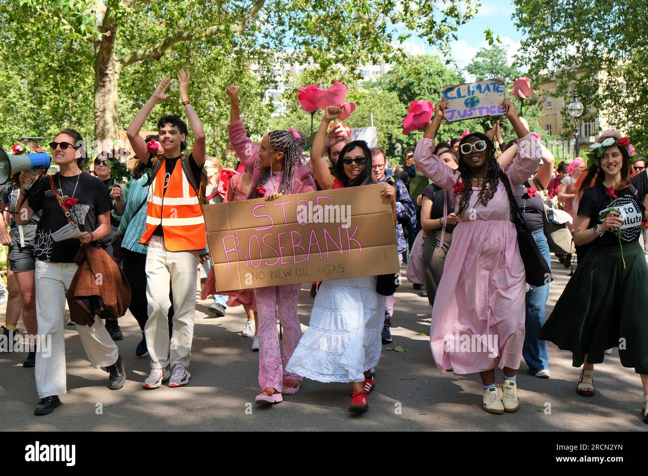 Londres, Royaume-Uni. 15 juillet 2023. Les militants du climat de Fossil Free London, Just Stop Oil et d'autres, se sont réunis pour marcher contre le projet pétrolier et gazier de Rosebank, dirigé par le géant énergétique norvégien Equinor. Rosebank est le plus grand champ pétrolier non développé du Royaume-Uni, situé en mer du Nord et fait face à des retards dans son approbation. Crédit : Photographie de onzième heure / Alamy Live News Banque D'Images