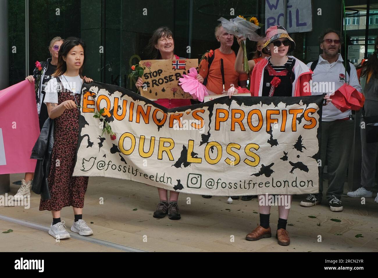 Londres, Royaume-Uni. 15 juillet 2023. Les militants du climat de Fossil Free London, Just Stop Oil et d'autres, se sont réunis pour marcher contre le projet pétrolier et gazier de Rosebank, dirigé par le géant énergétique norvégien Equinor. Rosebank est le plus grand champ pétrolier non développé du Royaume-Uni, situé en mer du Nord et fait face à des retards dans son approbation. Crédit : Photographie de onzième heure / Alamy Live News Banque D'Images