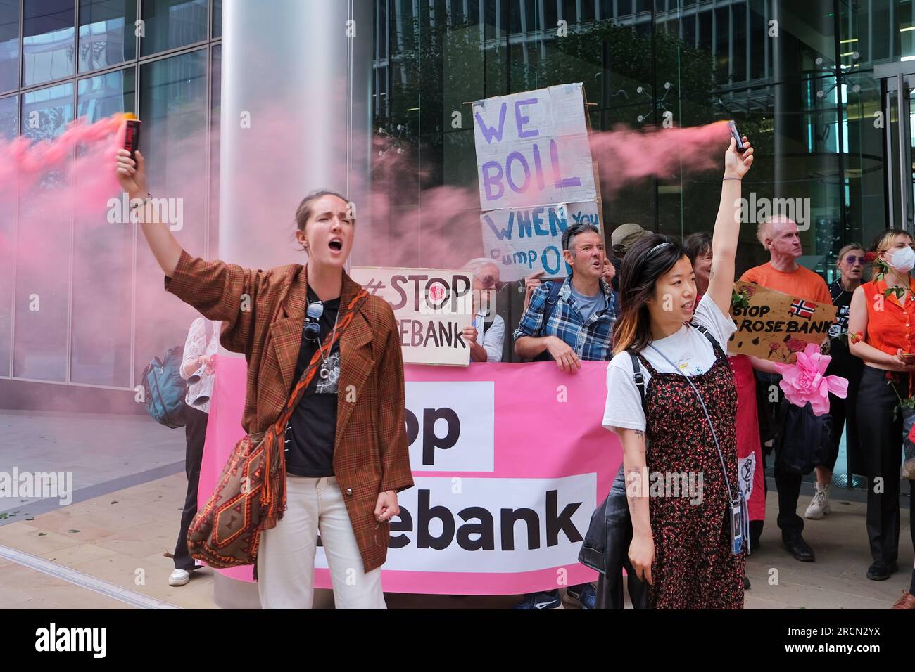 Londres, Royaume-Uni. 15 juillet 2023. Les militants du climat de Fossil Free London, Just Stop Oil et d'autres, se sont réunis pour marcher contre le projet pétrolier et gazier de Rosebank, dirigé par le géant énergétique norvégien Equinor. Rosebank est le plus grand champ pétrolier non développé du Royaume-Uni, situé en mer du Nord et fait face à des retards dans son approbation. Crédit : Photographie de onzième heure / Alamy Live News Banque D'Images