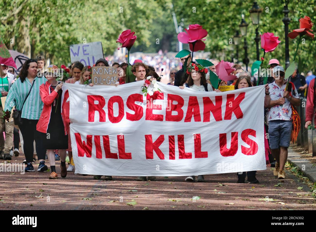 Londres, Royaume-Uni. 15 juillet 2023. Les militants du climat de Fossil Free London, Just Stop Oil et d'autres, se sont réunis pour marcher contre le projet pétrolier et gazier de Rosebank, dirigé par le géant énergétique norvégien Equinor. Rosebank est le plus grand champ pétrolier non développé du Royaume-Uni, situé en mer du Nord et fait face à des retards dans son approbation. Crédit : Photographie de onzième heure / Alamy Live News Banque D'Images
