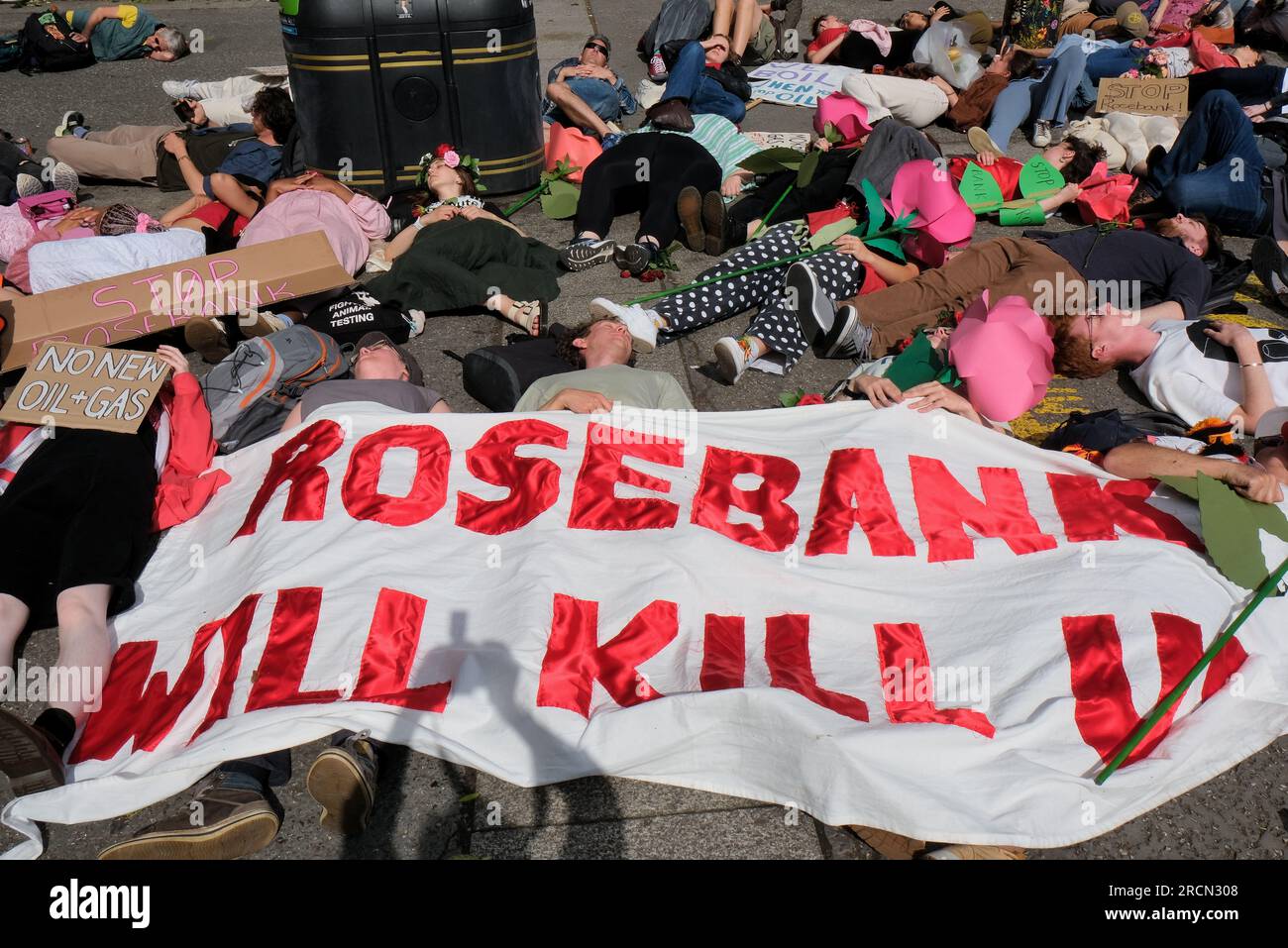 Londres, Royaume-Uni. 15 juillet 2023. Les manifestants tiennent un "die-in" à Marble Arch. Les militants du climat de Fossil Free London, Just Stop Oil et d'autres, se sont réunis pour marcher contre le projet pétrolier et gazier de Rosebank, dirigé par le géant énergétique norvégien Equinor. Rosebank est le plus grand champ pétrolier non développé du Royaume-Uni, situé en mer du Nord et fait face à des retards dans son approbation. Crédit : Photographie de onzième heure / Alamy Live News Banque D'Images