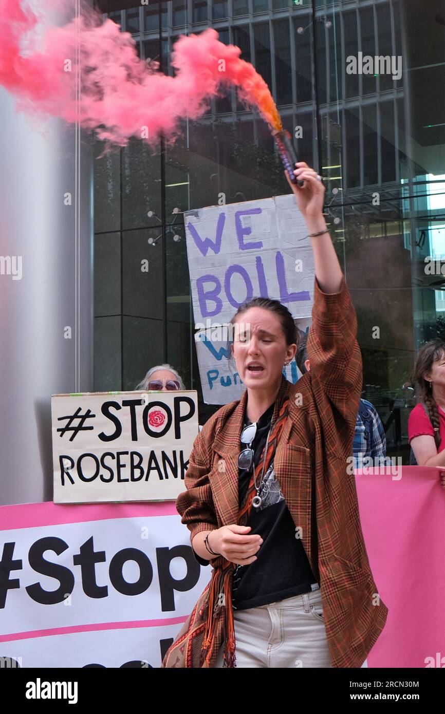 Londres, Royaume-Uni. 15 juillet 2023. Les militants du climat de Fossil Free London, Just Stop Oil et d'autres, se sont réunis pour marcher contre le projet pétrolier et gazier de Rosebank, dirigé par le géant énergétique norvégien Equinor. Rosebank est le plus grand champ pétrolier non développé du Royaume-Uni, situé en mer du Nord et fait face à des retards dans son approbation. Crédit : Photographie de onzième heure / Alamy Live News Banque D'Images