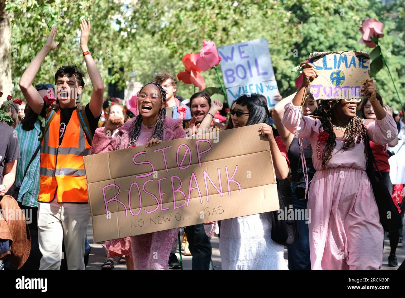 Londres, Royaume-Uni. 15 juillet 2023. Des militants pour le climat de Fossil Free London, Just Stop Oil et d'autres, se sont réunis pour marcher du Department for Energy Security & Net Zero (DEZNS) à Equinor. Contre le projet pétrolier et gazier de Rosebank, mené par le géant énergétique norvégien Equinor. Rosebank est le plus grand champ pétrolier non développé du Royaume-Uni, situé en mer du Nord et fait face à des retards dans son approbation. Crédit : Photographie de onzième heure / Alamy Live News Banque D'Images