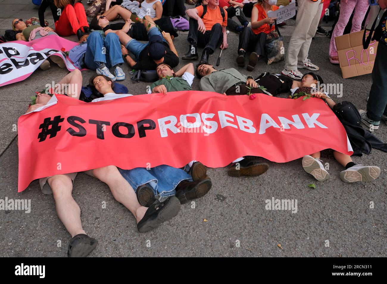Londres, Royaume-Uni. 15 juillet 2023. Les manifestants tiennent un "die-in" à Marble Arch. Les militants du climat de Fossil Free London, Just Stop Oil et d'autres, se sont réunis pour marcher contre le projet pétrolier et gazier de Rosebank, dirigé par le géant énergétique norvégien Equinor. Rosebank est le plus grand champ pétrolier non développé du Royaume-Uni, situé en mer du Nord et fait face à des retards dans son approbation. Crédit : Photographie de onzième heure / Alamy Live News Banque D'Images
