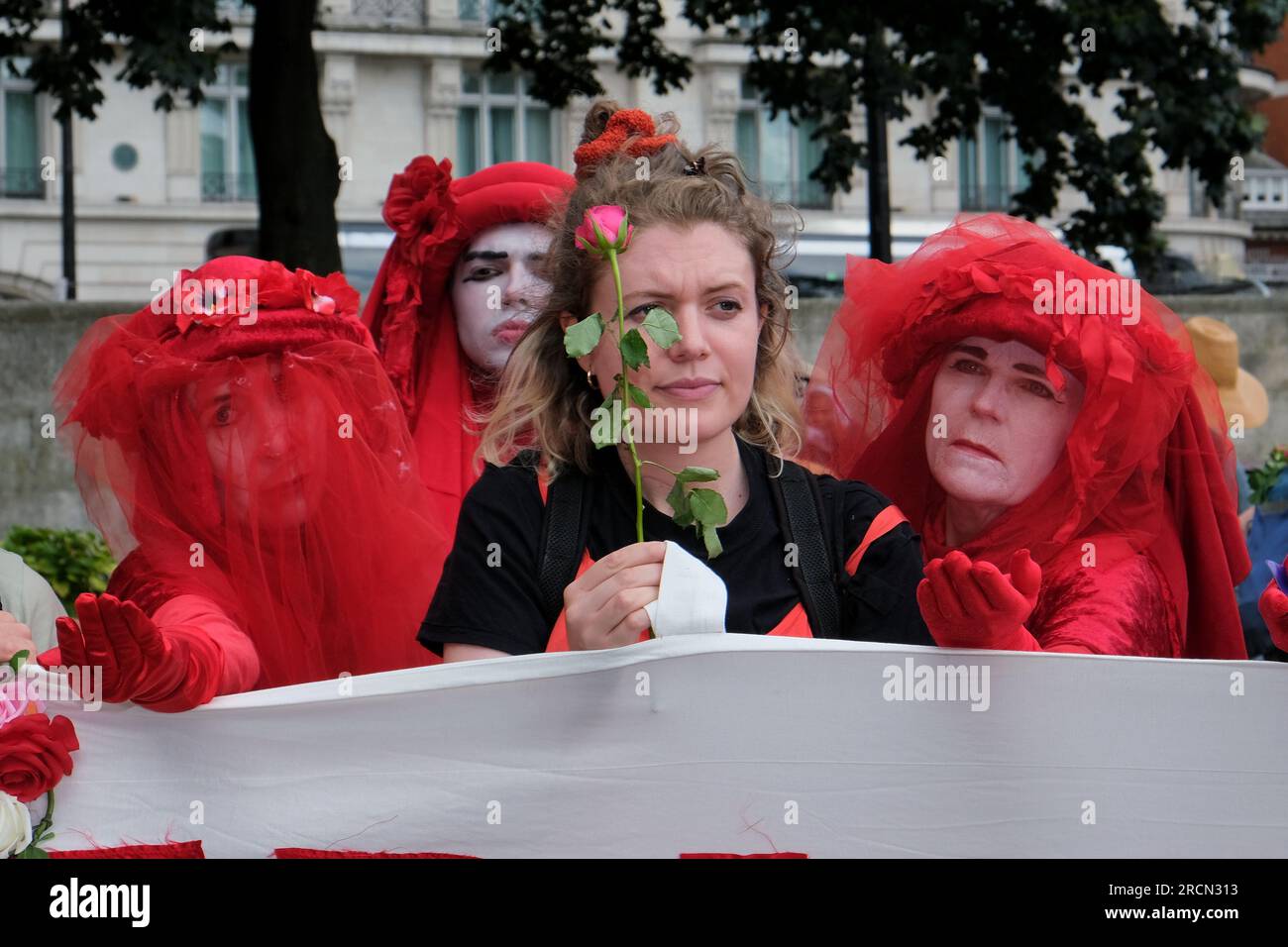 Londres, Royaume-Uni. 15 juillet 2023. Les militants du climat de Fossil Free London, Just Stop Oil et d'autres, se sont réunis pour marcher contre le projet pétrolier et gazier de Rosebank, dirigé par le géant énergétique norvégien Equinor. Rosebank est le plus grand champ pétrolier non développé du Royaume-Uni, situé en mer du Nord et fait face à des retards dans son approbation. Crédit : Photographie de onzième heure / Alamy Live News Banque D'Images