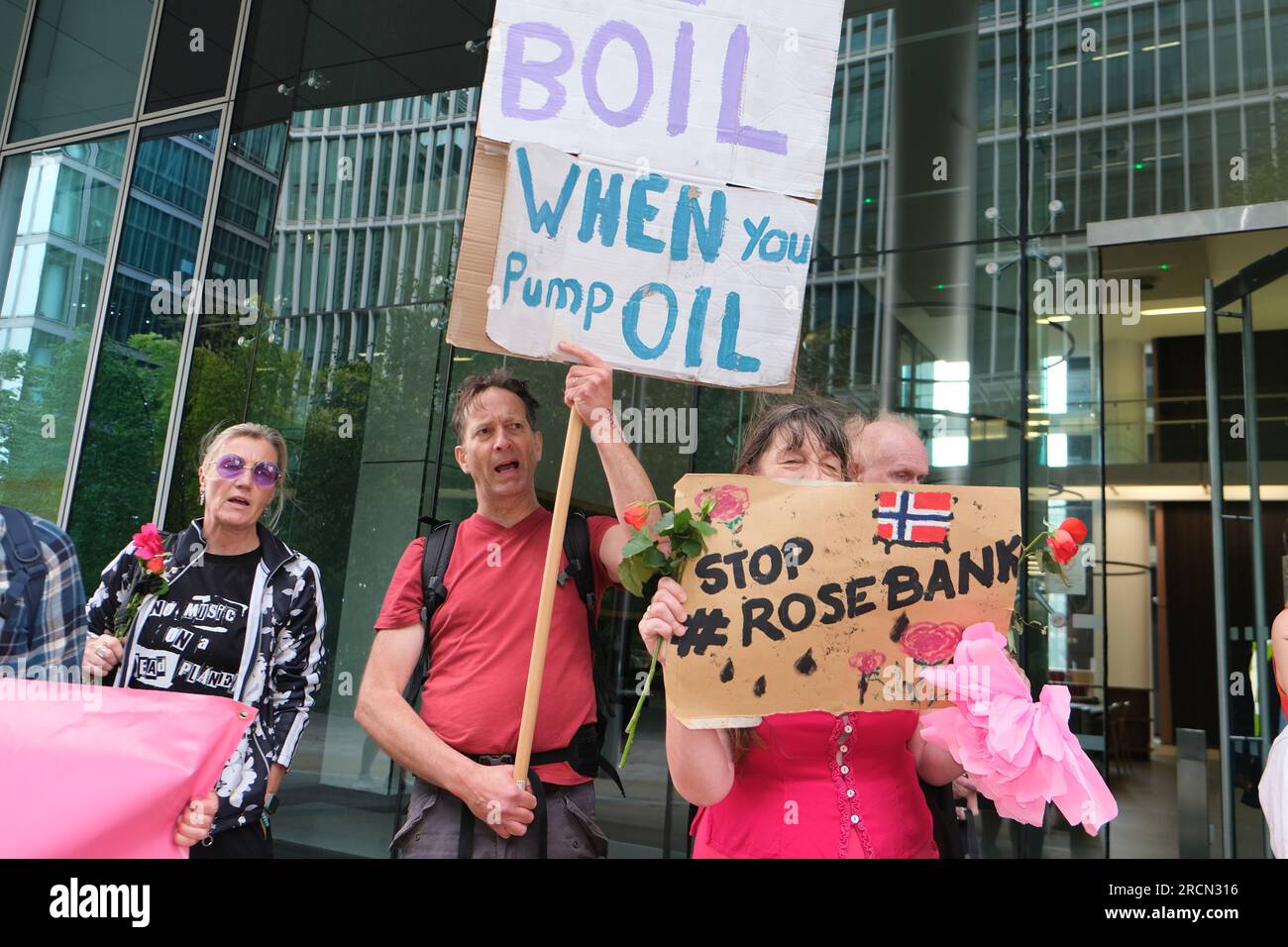 Londres, Royaume-Uni. 15 juillet 2023. Les militants du climat de Fossil Free London, Just Stop Oil et d'autres, se sont réunis pour marcher contre le projet pétrolier et gazier de Rosebank, dirigé par le géant énergétique norvégien Equinor. Rosebank est le plus grand champ pétrolier non développé du Royaume-Uni, situé en mer du Nord et fait face à des retards dans son approbation. Crédit : Photographie de onzième heure / Alamy Live News Banque D'Images