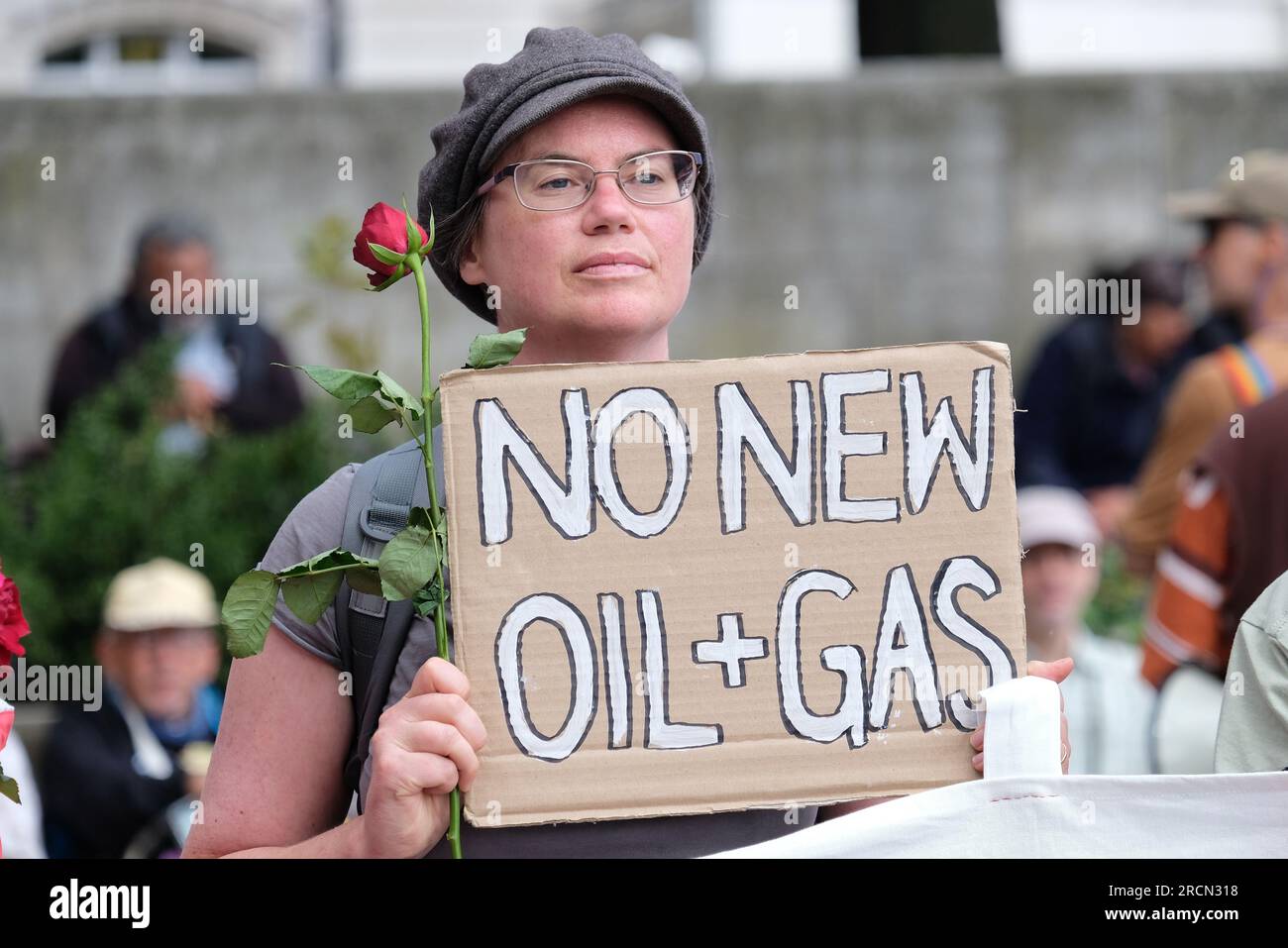 Londres, Royaume-Uni. 15 juillet 2023. Les militants du climat de Fossil Free London, Just Stop Oil et d'autres, se sont réunis pour marcher contre le projet pétrolier et gazier de Rosebank, dirigé par le géant énergétique norvégien Equinor. Rosebank est le plus grand champ pétrolier non développé du Royaume-Uni, situé en mer du Nord et fait face à des retards dans son approbation. Crédit : Photographie de onzième heure / Alamy Live News Banque D'Images