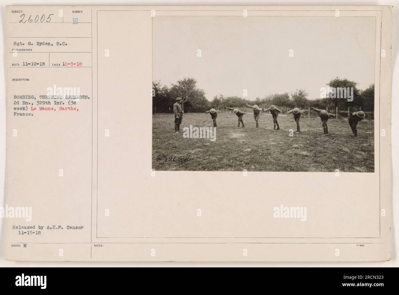 Soldat du 2e Bataillon, 329e d'infanterie lançant des grenades lors d'une séance de bombardement au Mans, France, le 5 octobre 1918. Cette photographie a été prise par le sergent G. Ryden et a été reçue le 12 novembre 1918. Il a été publié par l'A.E.F. Censurer le 15 novembre 1918. Banque D'Images