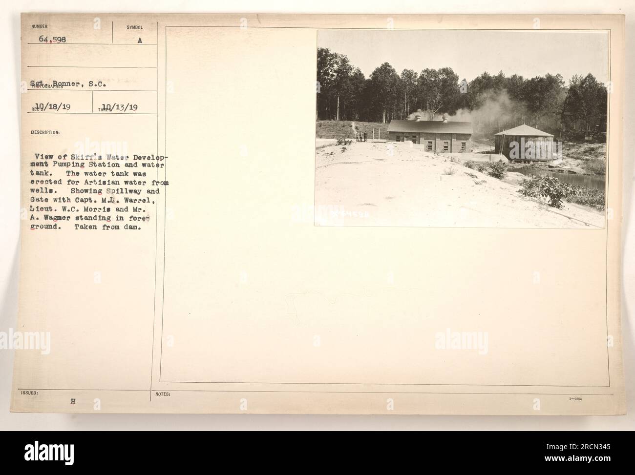 Vue de la station de pompage de Skiff's Creek Water Development et du réservoir d'eau, qui a été construit pour fournir de l'eau artésienne à partir de puits. L'image montre le déversoir et la barrière, avec le capitaine M.L. Warrel, Lieut. W.C. Morris, et M. A. Wagner debout au premier plan. La photographie a été prise à partir du barrage NUMÉRO 64,598. Banque D'Images