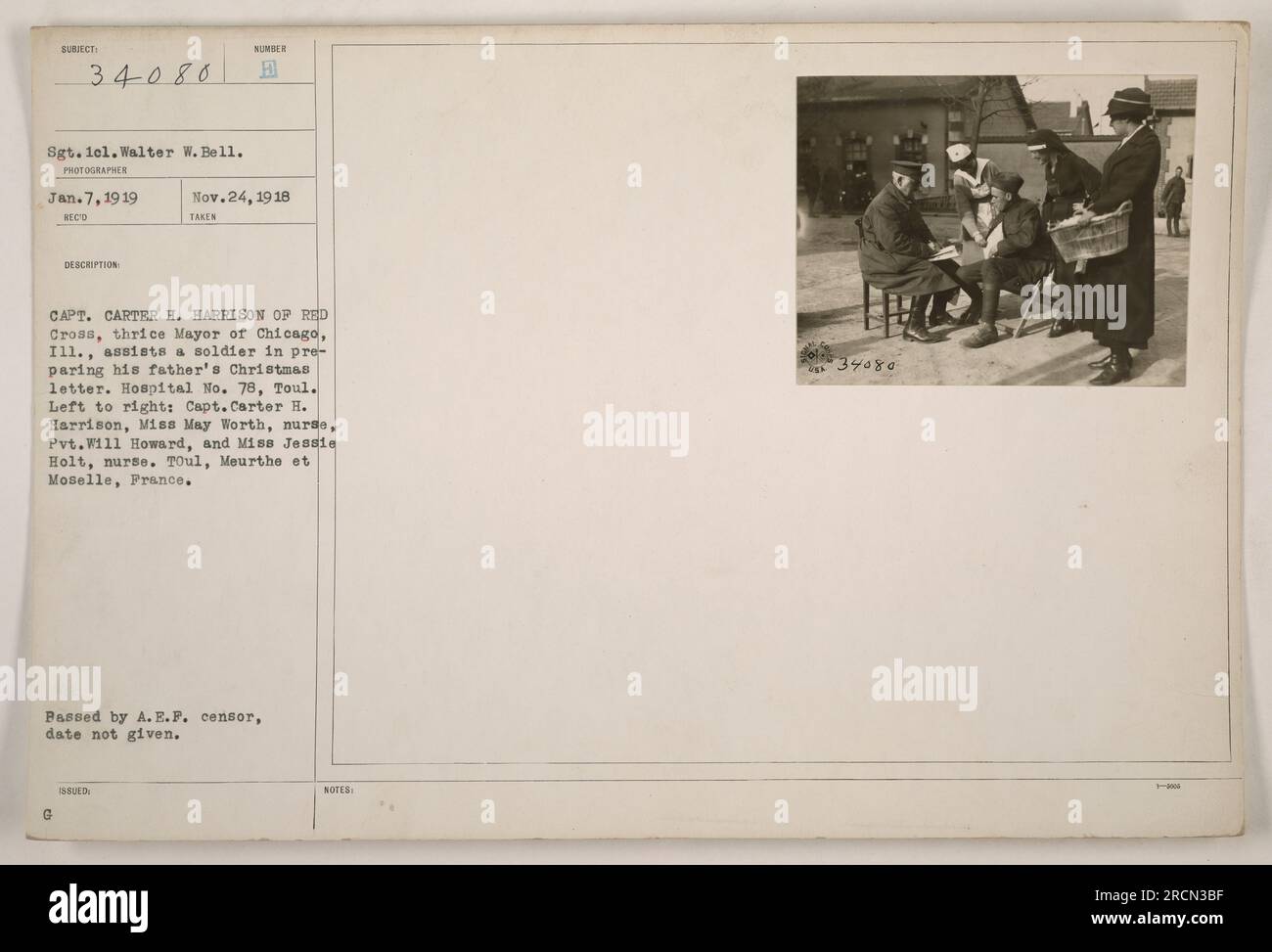 Légende : le capitaine carter H. Harrison de la Croix-Rouge et trois fois maire de Chicago, Illinois, aide un soldat de l'hôpital n° 78 de Toul, en France, à préparer la lettre de Noël de son père. Sont également photographiés l'infirmière Miss May Worth, le VP Will Howard, et l'infirmière Miss Jessie Holt. Photographie prise le 7 janvier 1919, reçue le 23 janvier 1919. Approuvé par le censeur de l'A.E.P., date exacte non fournie. Banque D'Images