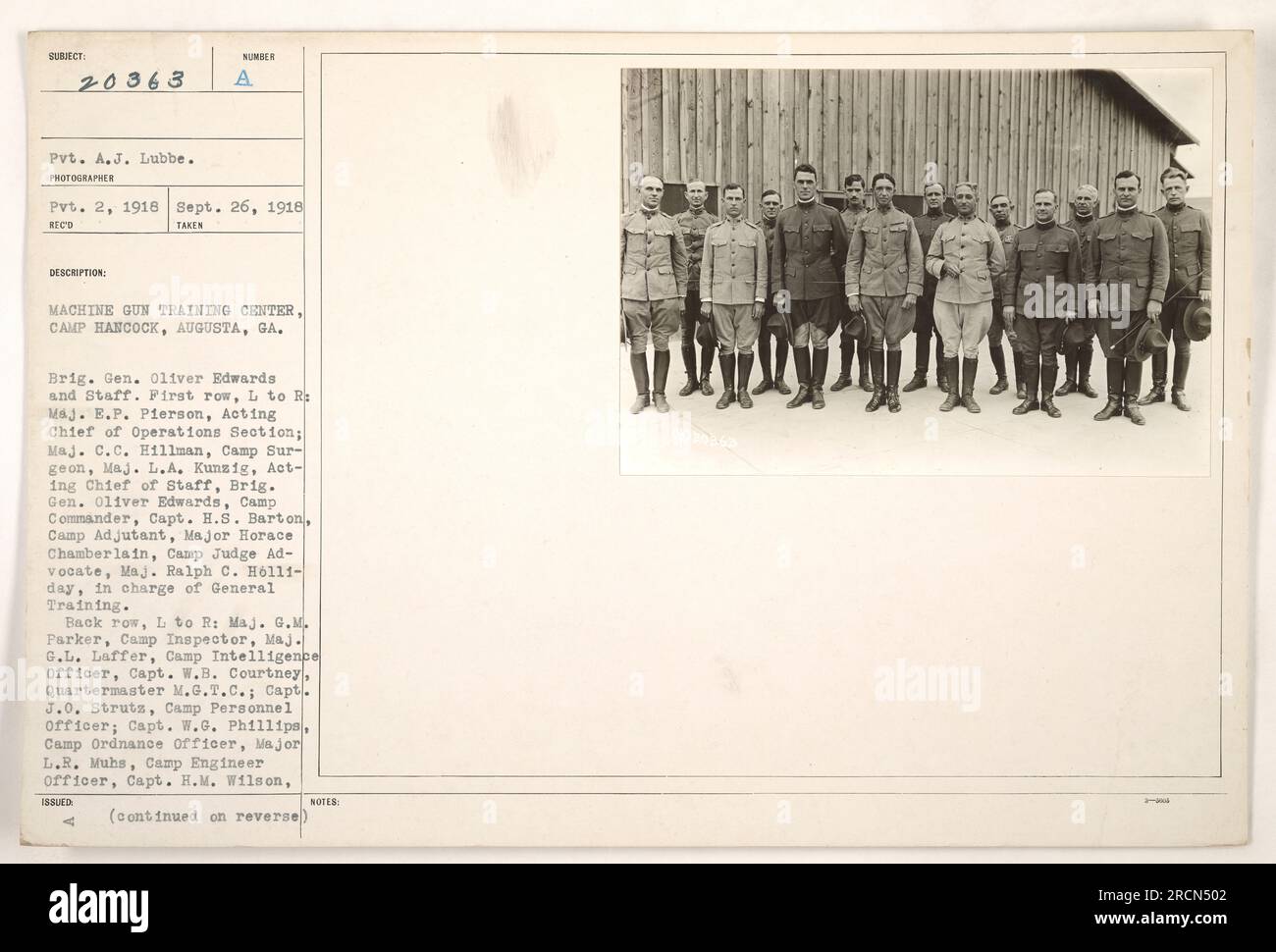 Légende de l'image : Pvt. A.J. Lubbe participe à une formation de mitrailleuses au Centre de formation de mitrailleuses, Camp Hancock, Augusta, GA en août 1918. Il est photographié aux côtés de Brig. Le général Oliver Edwards et divers autres militaires du camp, y compris le major E.P. Pierson, Maj c.c. Hillman, et le capitaine H.S. Barton. Banque D'Images