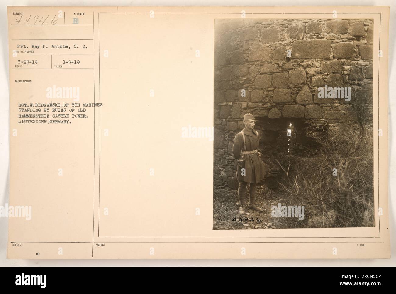 Ray P. Antrim, du 6e Marines, se dresse à côté des ruines de l'ancienne tour du château Hammerstein à Leutesdory, en Allemagne. La photographie a été prise le 9 janvier 1919 par le sergent W. Bednawski. Banque D'Images