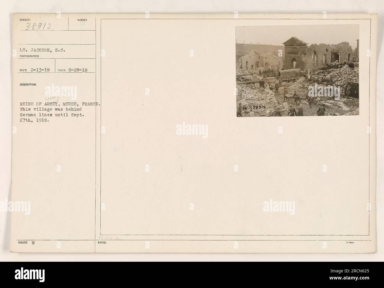 Photographie des ruines d'Ausey, Meuse, France prise le 28 septembre 1918 par le lieutenant Jackson, S.C. Ce village était situé derrière les lignes allemandes jusqu'au 27 septembre 1918. Le numéro de la photo est Curry (3) et elle a été publiée avec les notes 383/2. Banque D'Images