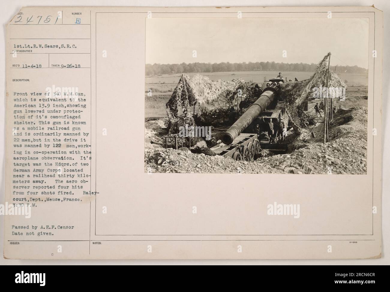 Vue de face d'un 340 M.M. Canon, équivalent à l'américain 13,9 pouces, abaissé sous la protection de son abri camouflé. Ce canon mobile de chemin de fer nécessite généralement 22 hommes, mais il a été manœuvré par 122 pendant la conduite, en coordination avec l'observation aérienne. Quatre coups de feu ont touché les Hqdrs. De deux corps d'armée allemands situés à trente kilomètres de distance, comme rapporté par l'observateur aérien. Baletcourt, Département, Meuse, France. 3:30 HEURES Banque D'Images