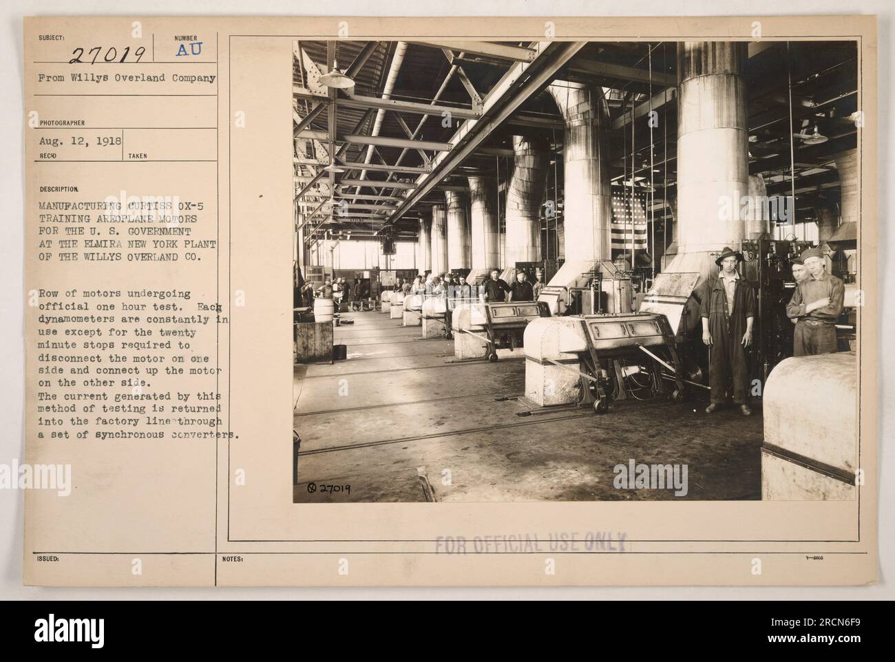 Une rangée de moteurs d'avion d'entraînement Curtiss OX-5 est en cours de fabrication à l'usine Willys Overland Co. À Elmira, New York. Les moteurs subissent un test officiel d'une heure, chaque dynamomètre étant constamment utilisé. Le processus de test comprend des arrêts de vingt minutes pour déconnecter et connecter les moteurs. Le courant généré pendant le test est renvoyé dans la ligne d'usine via des convertisseurs synchrones. Banque D'Images