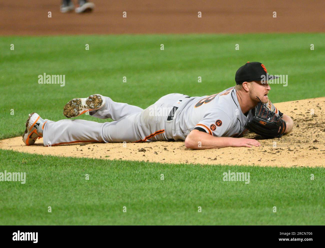 Pittsburgh, États-Unis. 15 juillet 2023. Le lanceur de départ des Giants de San Francisco, Alex Cobb (38), tombe au sol après un coup de feu contre le monticule par les Pirates de Pittsburgh, a laissé Bryan Reynolds en cinquième manche contre les Pirates de Pittsburgh au PNC Park le samedi 15 juillet 2023 à Pittsburgh. Photo d'Archie Carpenter/UPI crédit : UPI/Alamy Live News Banque D'Images