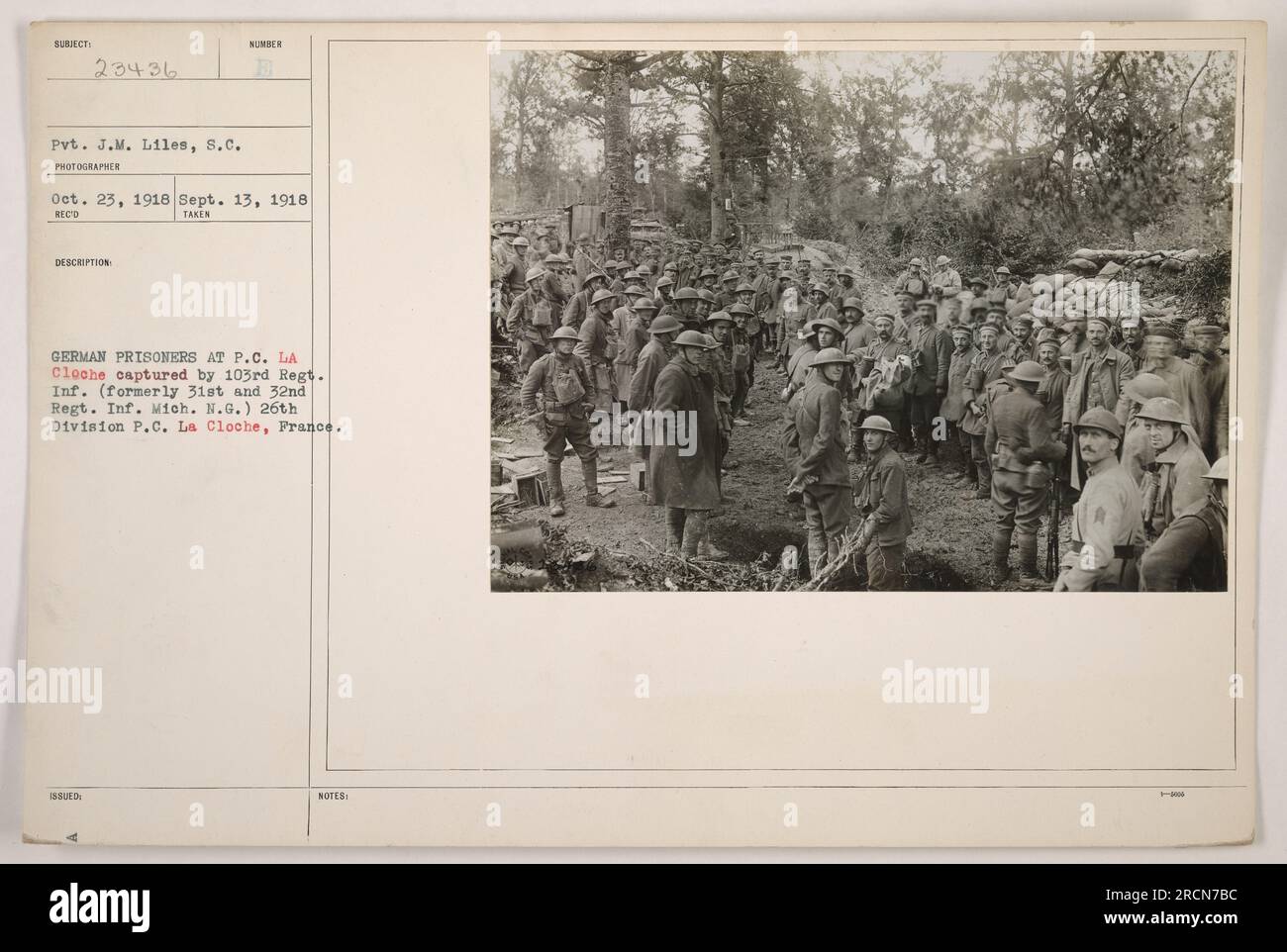 Soldats du 103rd Infantry, anciennement le 2nd Regiment Infantry, Maine National Guard, et le 1st Regiment Infantry, New Hampshire National Guard, posant avec des prisonniers allemands à P.C. La cloche. La photo a été prise le 23 octobre 1918, pendant la première Guerre mondiale. Le 103rd Infantry était auparavant connu sous le nom de 31st et 32nd Regiments Infantry de la garde nationale du Michigan, et faisait partie de la 26th Division. Remarque : des détails sur burm sont absents des informations fournies. Banque D'Images