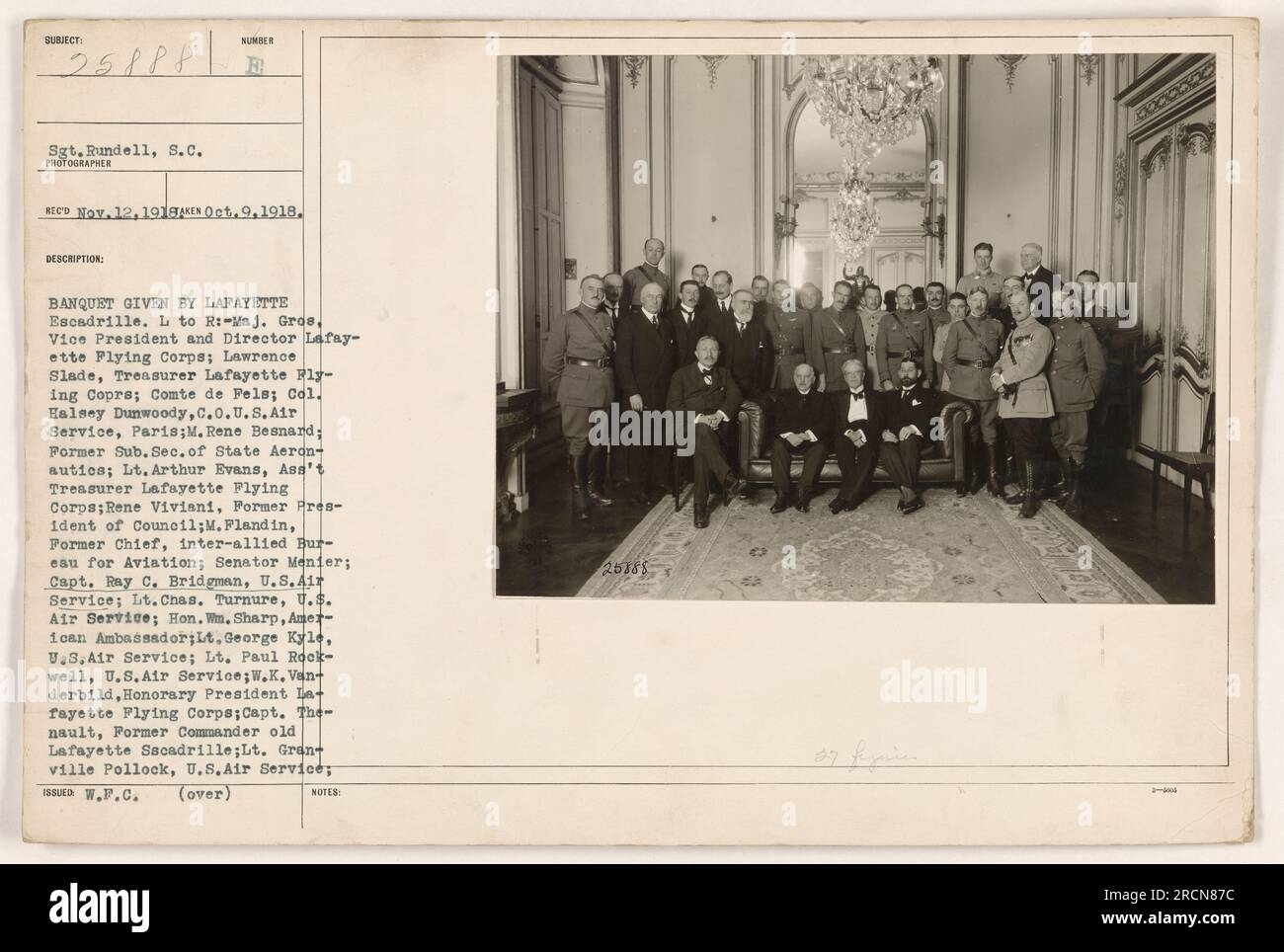 Légende : 'banquet donné par l'Escadrille Lafayette en France pendant la première Guerre mondiale. L'image montre diverses personnalités impliquées dans l'aviation militaire et la diplomatie, y compris des hauts fonctionnaires des États-Unis Air Service, Lafayette Flying corps, et l'ancien président du Conseil, René Viviani, entre autres. L'événement visait à célébrer les réalisations de l'escadrille Lafayette dans l'effort de guerre." Banque D'Images