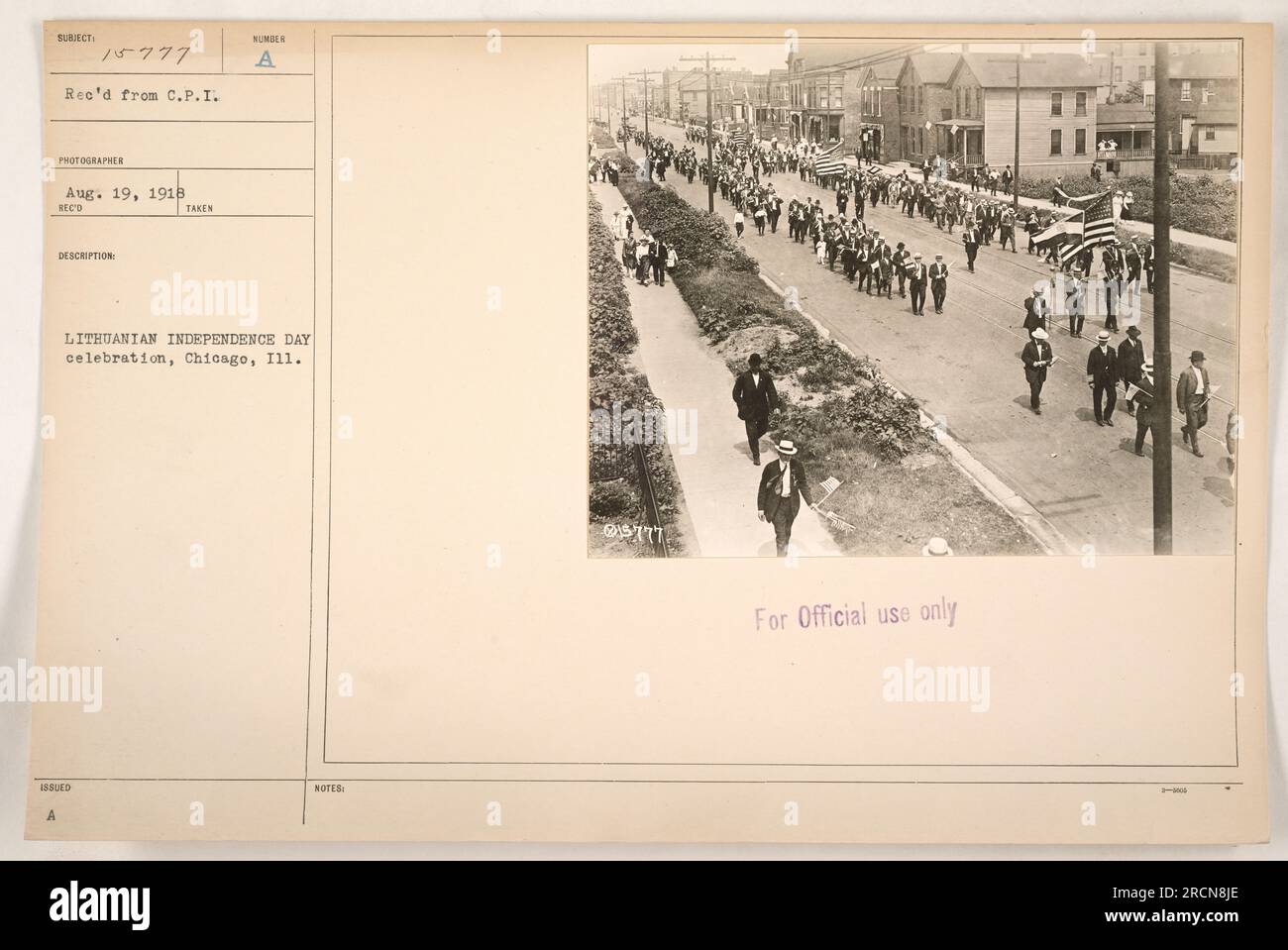 Soldats et civils participant à la célébration du jour de l'indépendance lituanienne à Chicago, Illinois. La photographie a été prise le 19 août 1918 et fait partie de la collection reçue du photographe C.P.I. Il porte le numéro d'identification 111-SC-15777 et porte la mention « usage officiel seulement ». Banque D'Images