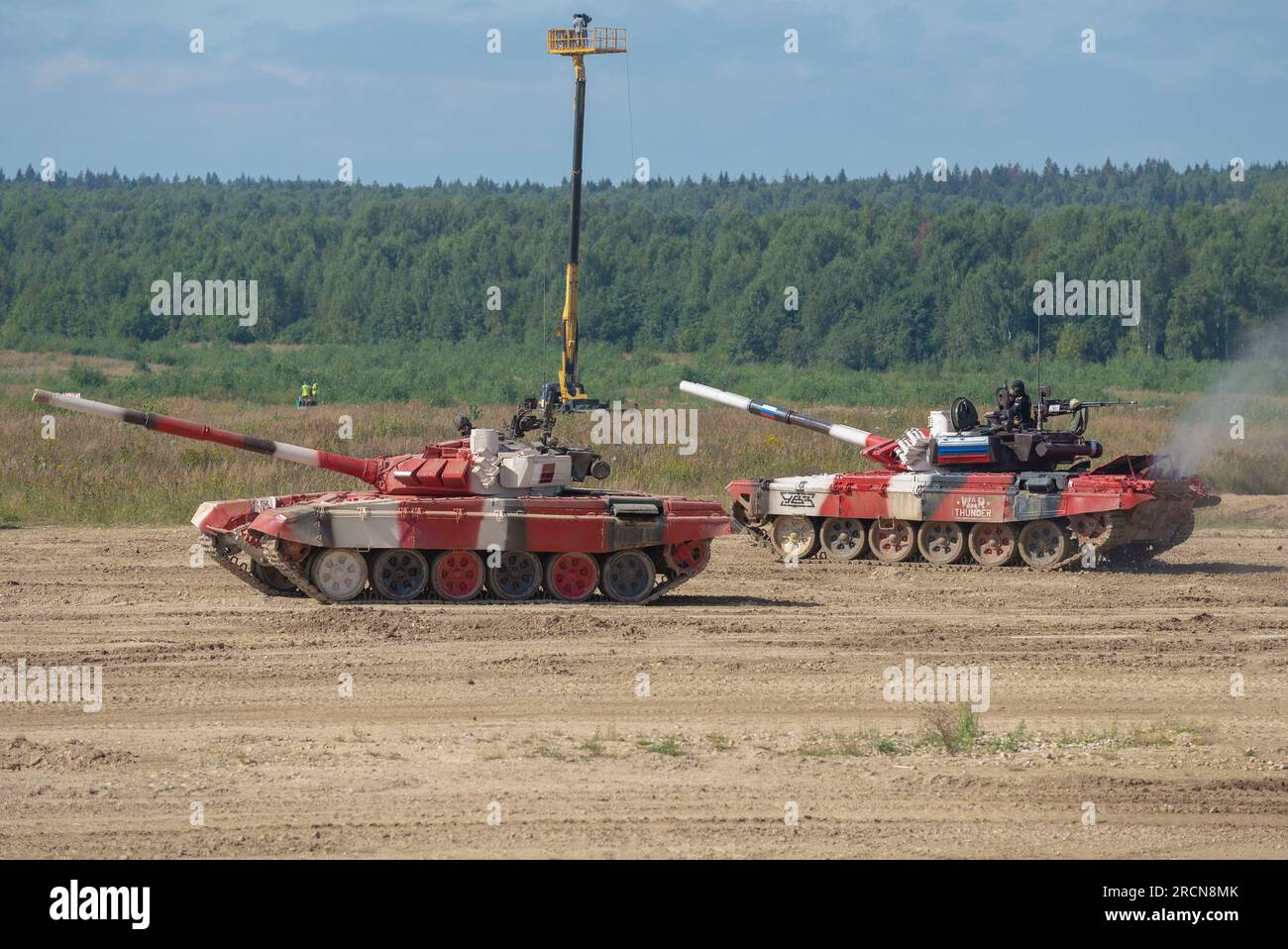 ALABINO, RUSSIE - 25 AOÛT 2020 : deux chars russes T-72B3 de coloration rouge et blanche à la plage du char. Tank biathlon, Jeux militaires internationaux Banque D'Images