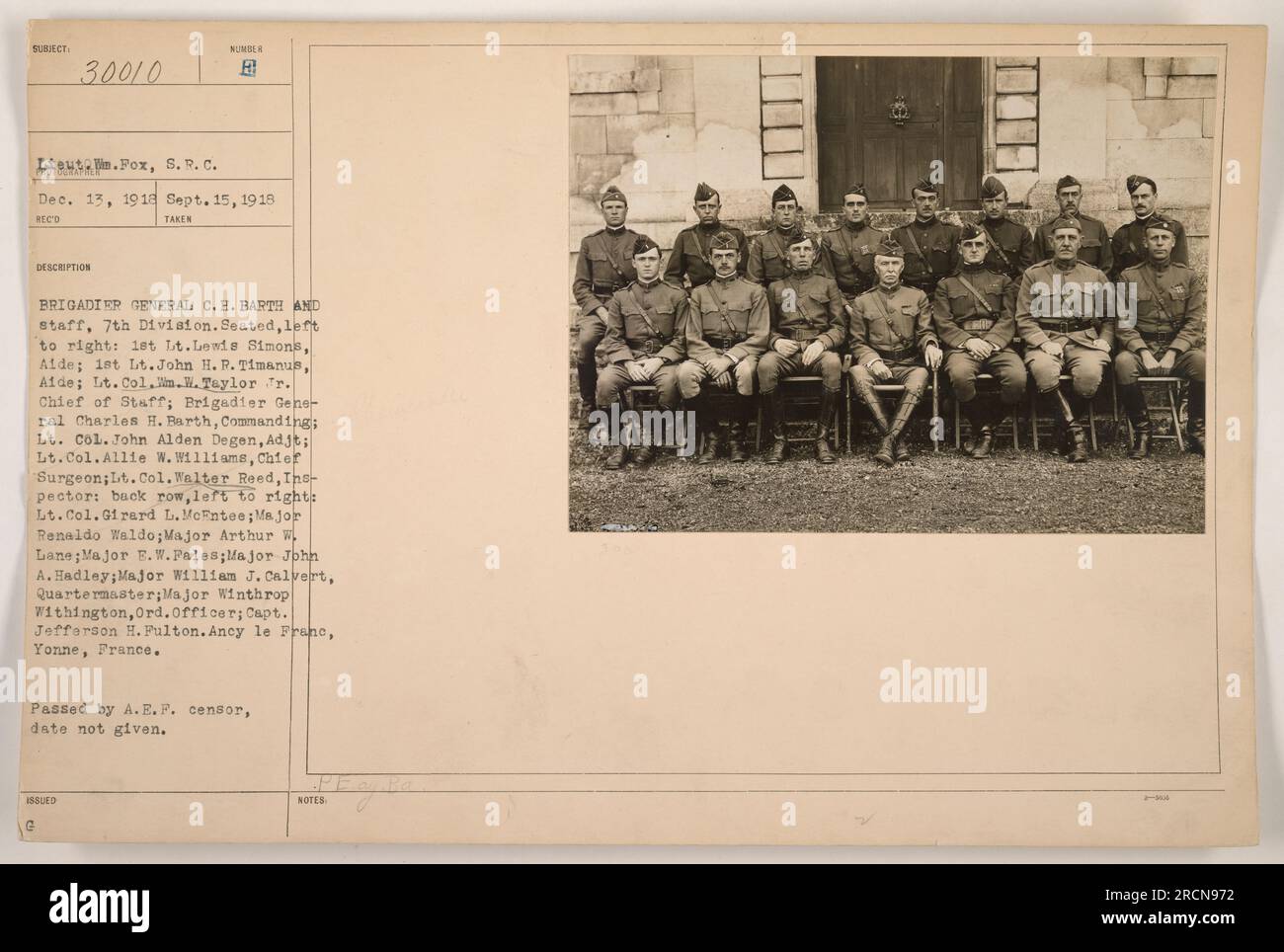 Brigadier général C.H. Barth et son état-major de la 7e Division sont photographiés ici à Ancy le Frane, Yonne, France. La photo a été prise le 15 septembre 1918. Les officiers assis, de gauche à droite, comprennent le 1e lieutenant Lewis Simons, le 1e lieutenant John H.R. Timanus, le lieutenant-colonel Taylor Jr., le brigadier-général Charles H. Barth, le lieutenant-colonel John Alden Degen, le lieutenant-colonel allie W. Williams et le lieutenant-colonel Walter Reed. La rangée arrière, de gauche à droite, comprend le lieutenant-colonel Girard L. McEntee, le major Renaldo Waldo, le major Arthur Lane, le major E. W. pales, le major John A. Hadley, le major William J. Calvert, le major Winthrop Withington, an Banque D'Images