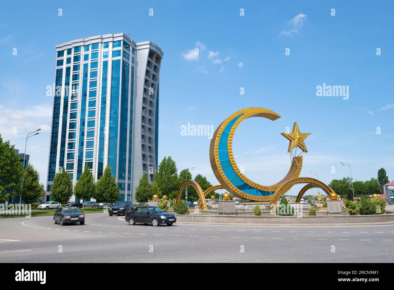 ARGUN, RUSSIE - 14 JUIN 2023 : un croissant avec une étoile est un symbole musulman sur la place centrale par une journée ensoleillée de juin. République tchétchène Banque D'Images