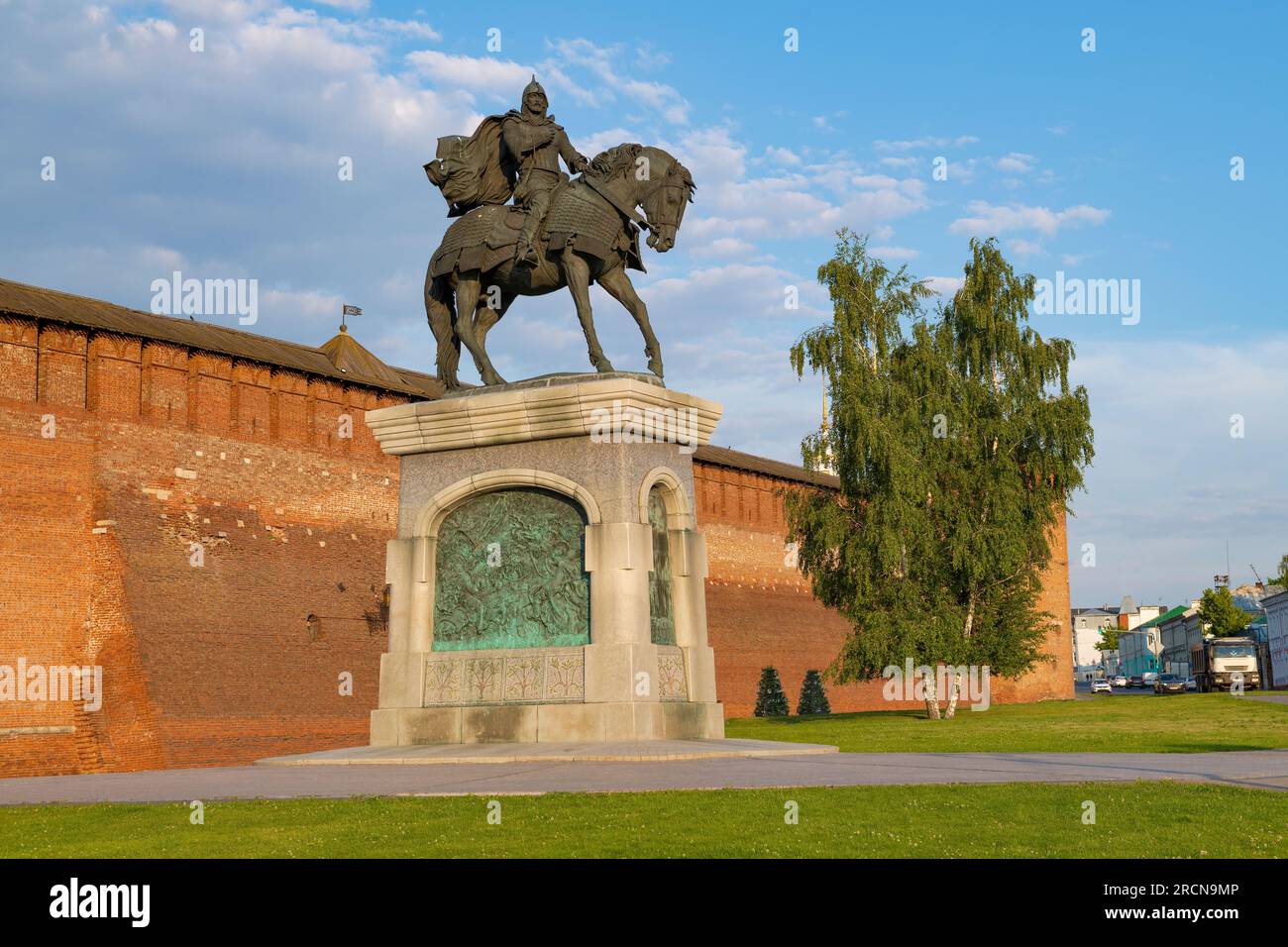 KOLOMNA, RUSSIE - 16 JUIN 2023 : Monument au prince Dmitry Donskoy sur l'ancien mur du Kremlin Kolomna un soir ensoleillé de juin. Région de Moscou Banque D'Images