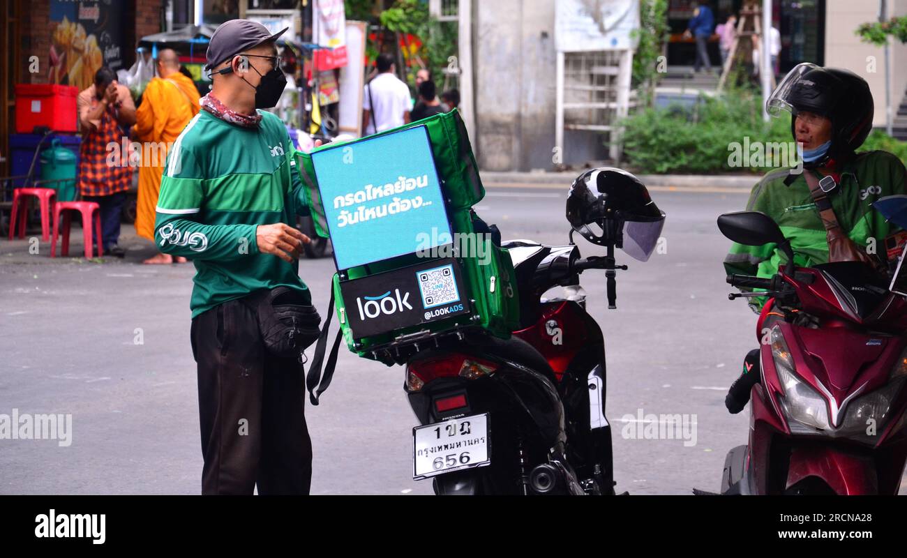 ATTRAPEZ moto pilotes de moto chatter dans une rue à Bangkok, Thaïlande Banque D'Images