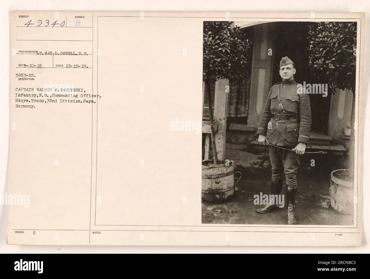 Le capitaine Walter M. Gaudynski, infanterie, N. G., a été photographié à Sayn, en Allemagne. Il était le commandant de Hqdrs. Troupe, 32e division. La photo a été prise le 15 décembre 1918 par L. Dewell. Il a été émis avec les notes numérotées 49340. Banque D'Images