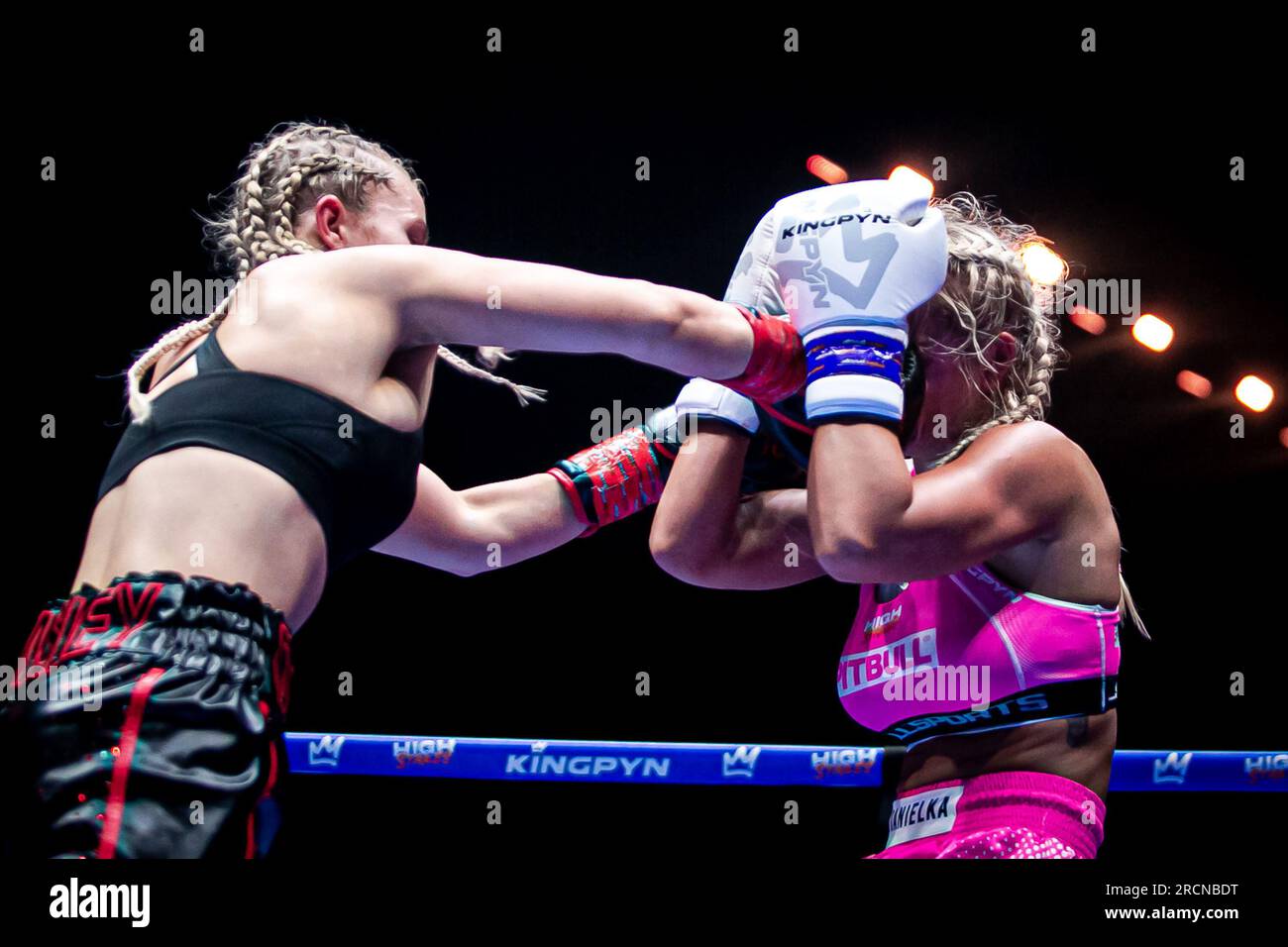 Dublin, Dublin, Irlande, Irlande. 15 juillet 2023. DUBLIN, IRLANDE - 15 JUILLET : (G-D) Daniella Hemsley frappe MS.Danielka lors du tournoi Kingpyn Boxing : demi-finale High Stakes au Three Arena le 15 juillet 2023 à Dublin, Irlande. (Image de crédit : © Danilo Fernandes/PX Imagens via ZUMA Press Wire) USAGE ÉDITORIAL SEULEMENT! Non destiné à UN USAGE commercial ! Crédit : ZUMA Press, Inc./Alamy Live News Banque D'Images