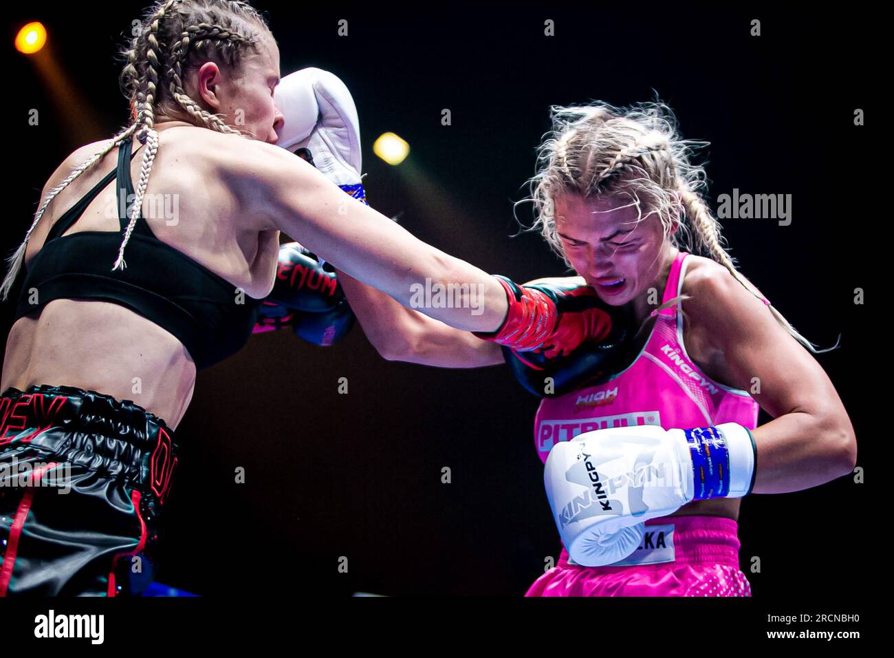 Dublin, Dublin, Irlande, Irlande. 15 juillet 2023. DUBLIN, IRLANDE - 15 JUILLET : (G-D) Daniella Hemsley frappe MS.Danielka lors du tournoi Kingpyn Boxing : demi-finale High Stakes au Three Arena le 15 juillet 2023 à Dublin, Irlande. (Image de crédit : © Danilo Fernandes/PX Imagens via ZUMA Press Wire) USAGE ÉDITORIAL SEULEMENT! Non destiné à UN USAGE commercial ! Crédit : ZUMA Press, Inc./Alamy Live News Banque D'Images