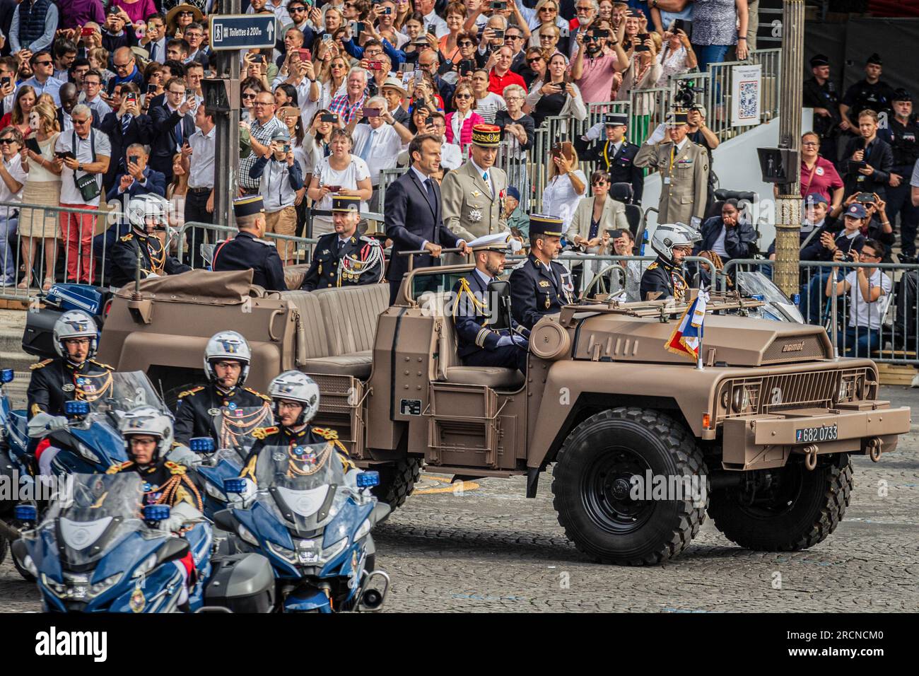 Le président de la République française Emmanuel Macron a vu arriver avec le chef d’état-major des forces armées Thierry Burkhard dans un véhicule de troupe, place de la Concorde. La cérémonie et le défilé annuel du 14 juillet, qui célèbre la fête nationale française, le jour de la Bastille, sur les champs Elysées et la place de la Concorde, à Paris, ont été suivis par le Premier ministre indien Narendra Modi. Cette année, la célébration a lieu à un moment de grande protestation et de tension sociale après la mort d'un jeune homme abattu par la police. Banque D'Images