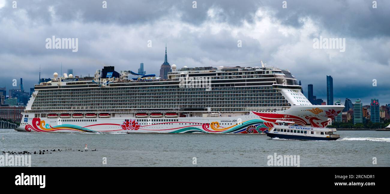 New York, USA - 11 juillet 2023 : bateau de croisière Norwegian Joy Sailing à côté de Manhattan à New York. Skyline of New York Manhattan croisière sur le Hudson RI Banque D'Images