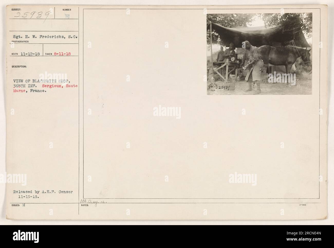 Sergent H.W. Fredericks était le photographe de cette image, prise le 11 août 1918 en haute Marne, France. La photographie montre une vue de l'atelier de forgeron appartenant au 365th Infantry. Il a été publié par l'A.E.F. Censurer le 15 novembre 1918. Notes numéro 25439. Banque D'Images