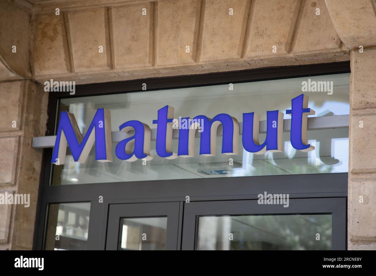 Bordeaux , Aquitaine France - 07 15 2023 : chaîne de marque logo Matmut et panneau de texte façade façade de bureau entrée de l'immeuble Banque D'Images