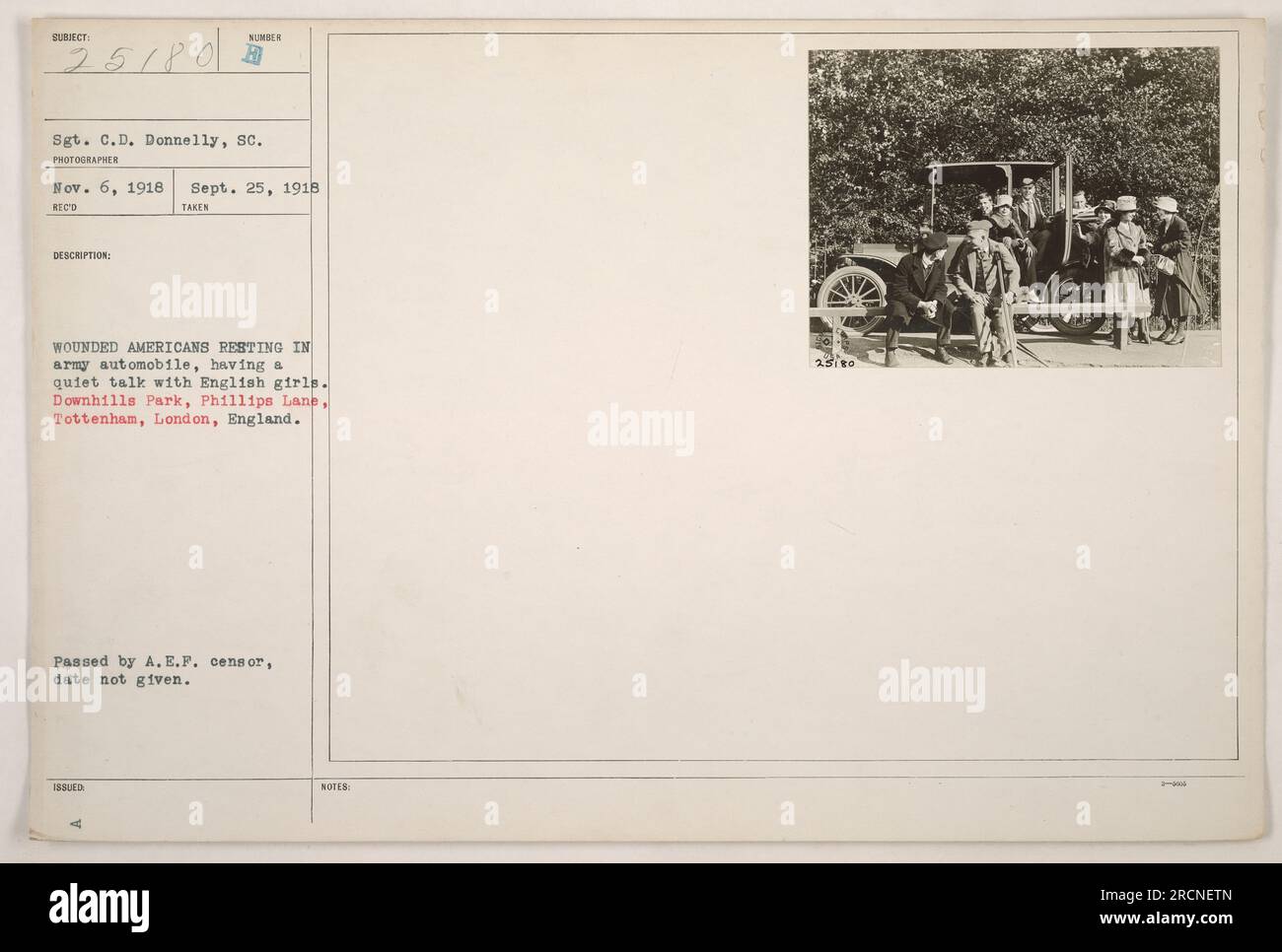 Soldats américains blessés pendant la première Guerre mondiale prenant un moment pour se reposer et engager une conversation avec des filles anglaises dans une automobile militaire. La photo a été prise à Downhills Park, Phillips Lane à Tottenham, Londres, Angleterre. La date de la photo est le 25 septembre 1918. Le photographe est le sergent C.D. Donnelly. La photo a été reçue le 6 novembre 1918 et a été adoptée par le censeur de l'A.E.P., mais la date précise n'est pas mentionnée dans les notes. Banque D'Images