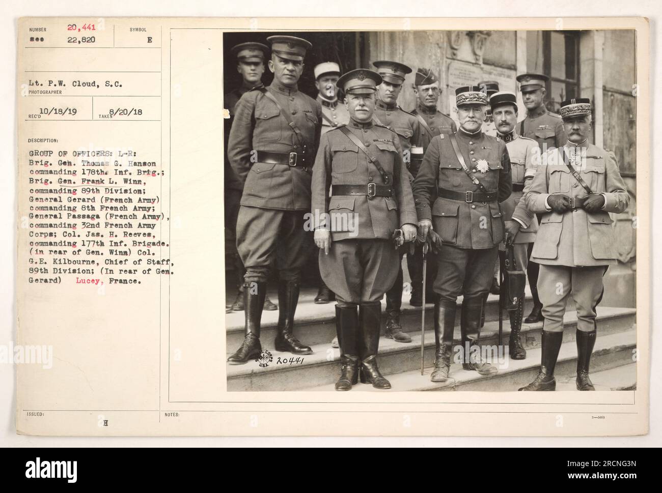 Groupe d'officiers, de gauche à droite : Brig. Général Thomas G. Hanson, commandant le 178th Inf. Brigade ; Brig. Général Prank L. Winn, commandant la 89e division ; général Gerard de l'armée française, commandant la 8e armée française ; général Passaga de l'armée française, commandant le 32e corps d'armée français ; colonel Jas. H. Reeves, commandant le 177th Inf. Brigade (derrière le général Winn) ; colonel 9.E. Kilbourne, chef d'état-major de la 89e division (derrière le général Gerard). Localisation : Lucey, France. Photographie du lieutenant P.W. Cloud, SC. Image numéro 20441. Banque D'Images
